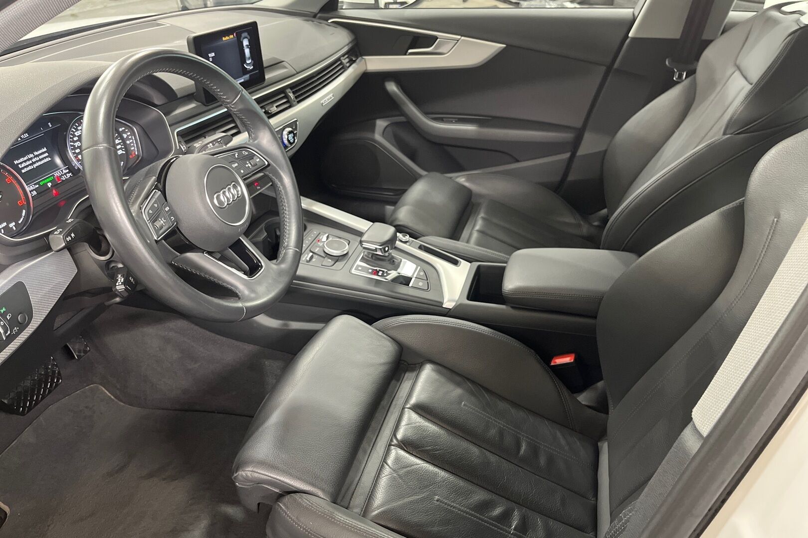 Audi A4 iso kuva 8