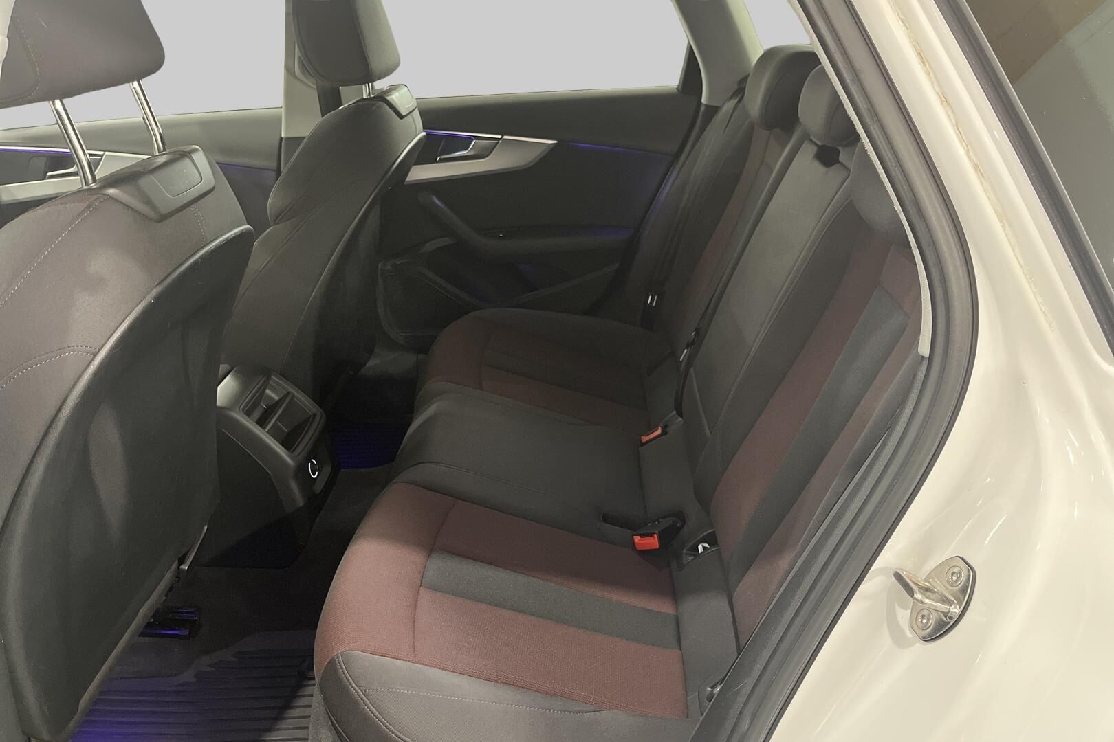 Audi A4 iso kuva 7