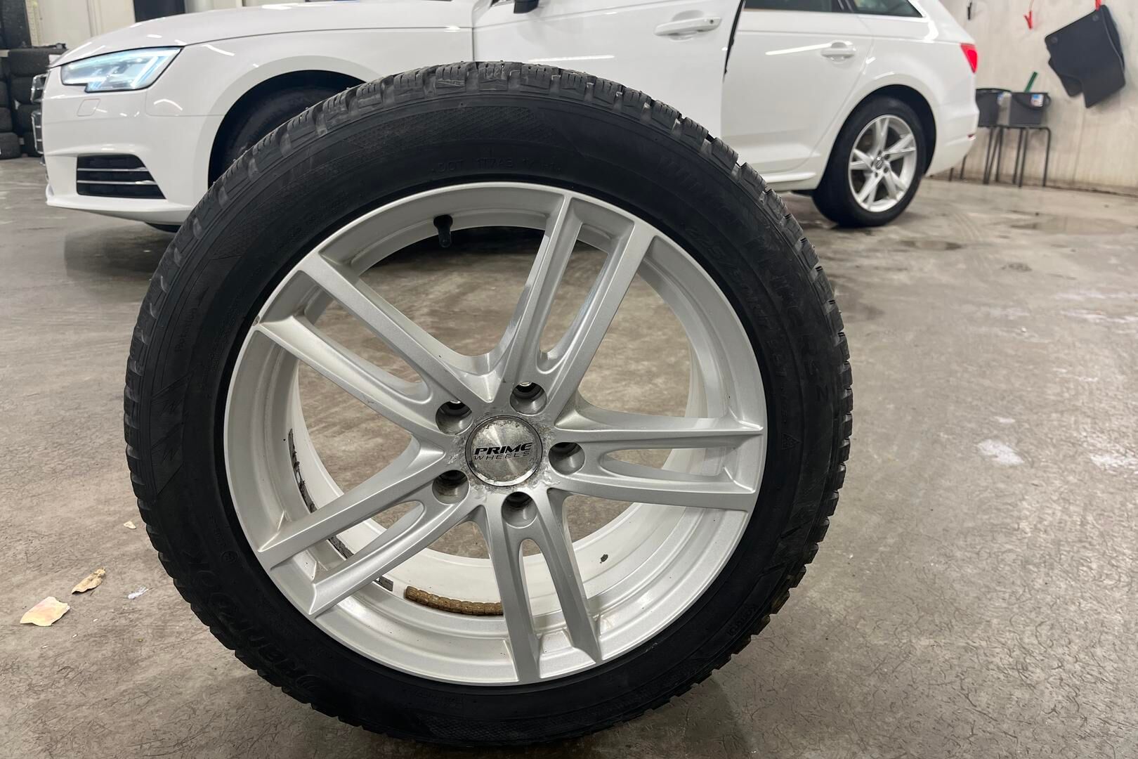 Audi A4 iso kuva 11