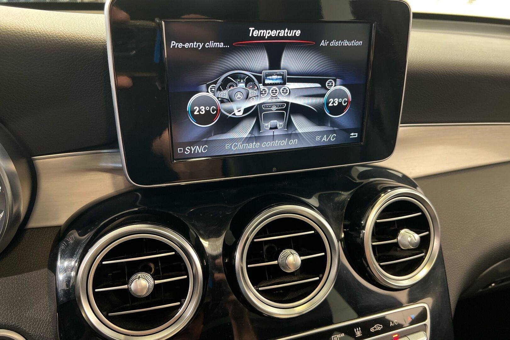 Mercedes-Benz GLC iso kuva 25