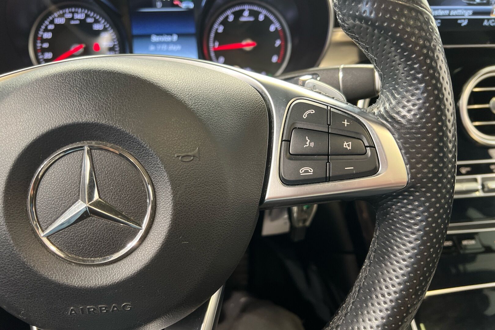 Mercedes-Benz GLC iso kuva 17