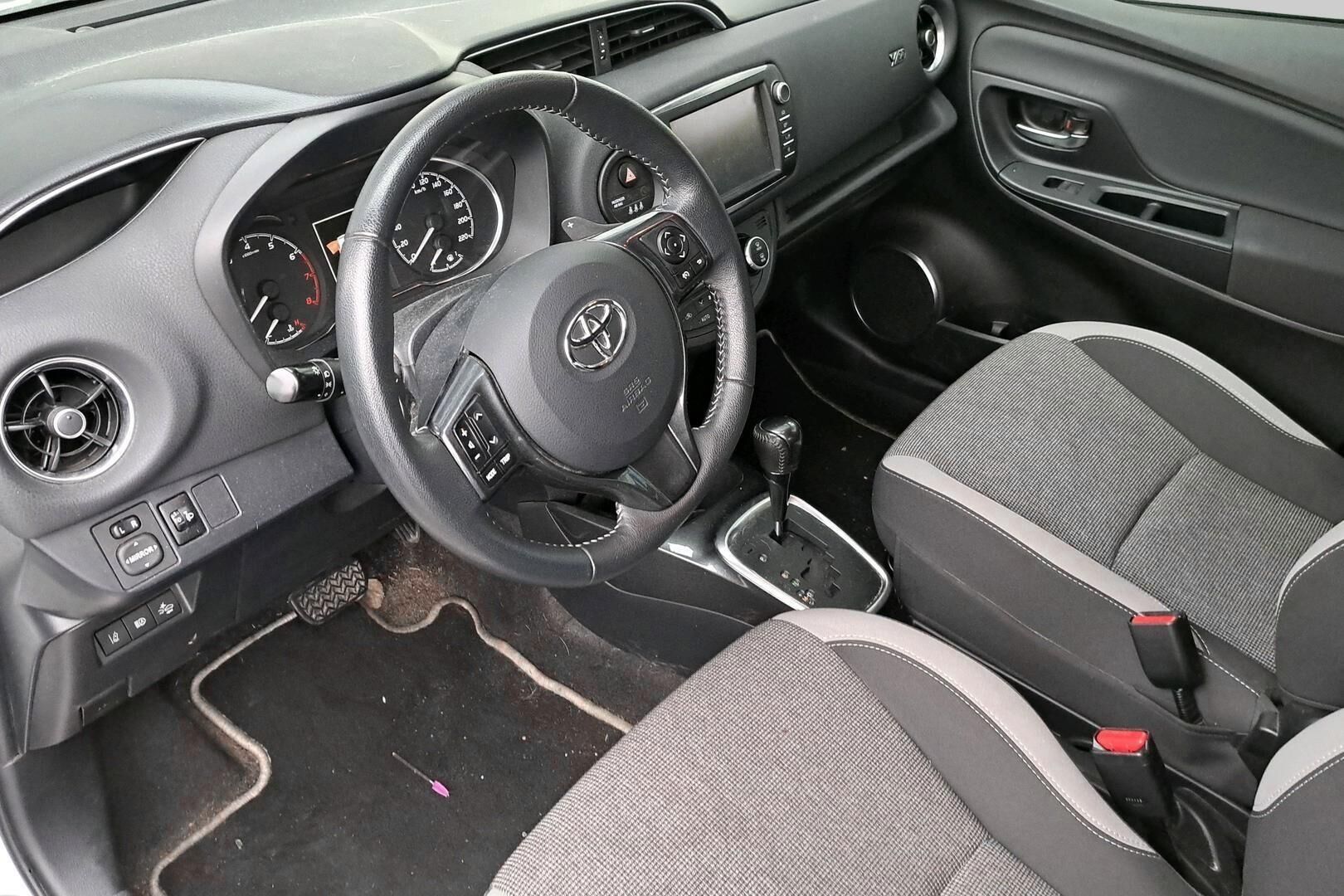 Toyota Yaris iso kuva 1