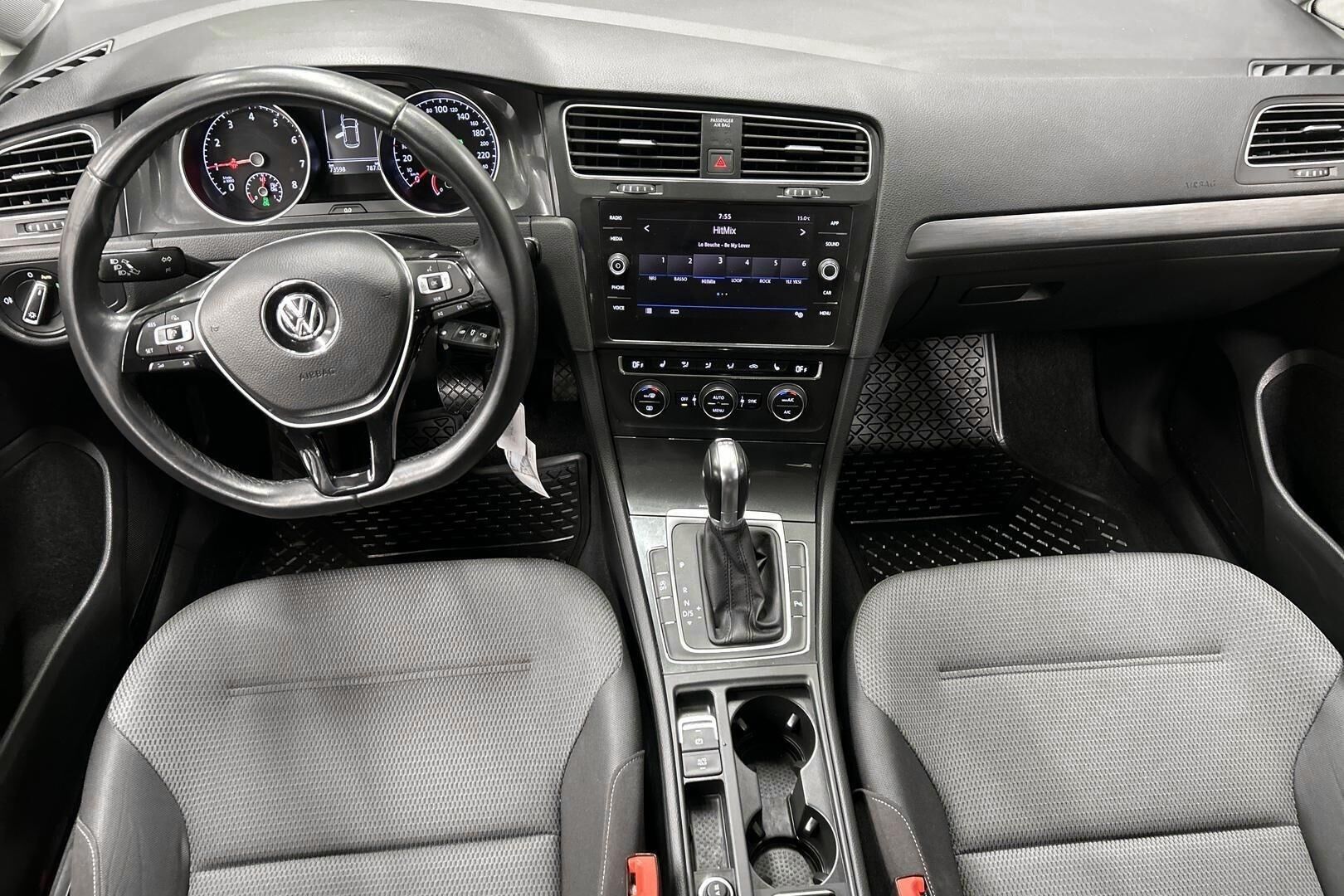 Volkswagen Golf iso kuva 10