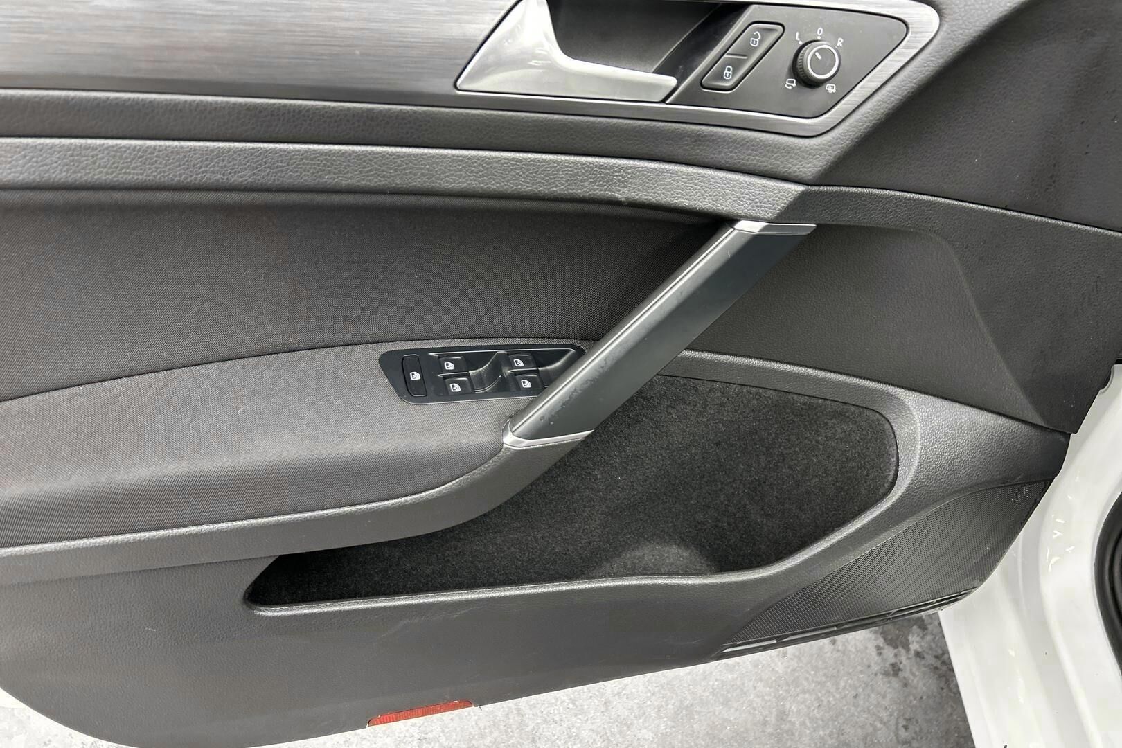 Volkswagen Golf iso kuva 13