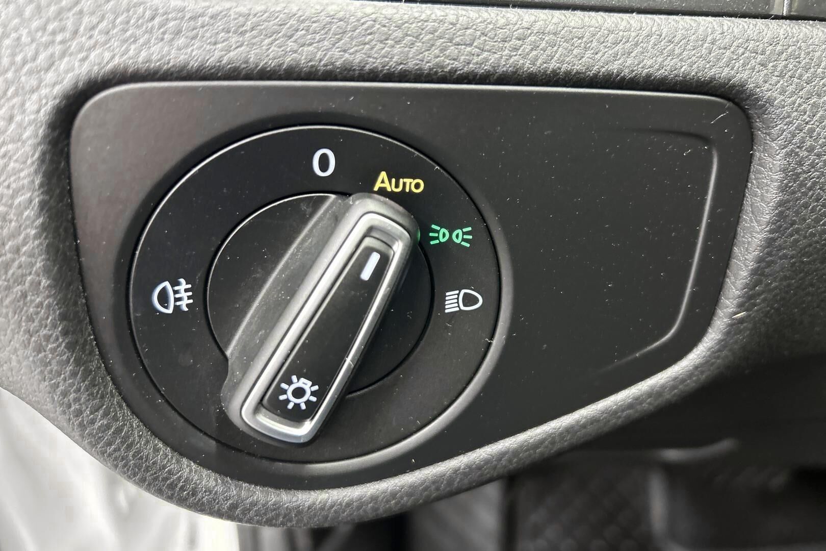Volkswagen Golf iso kuva 15