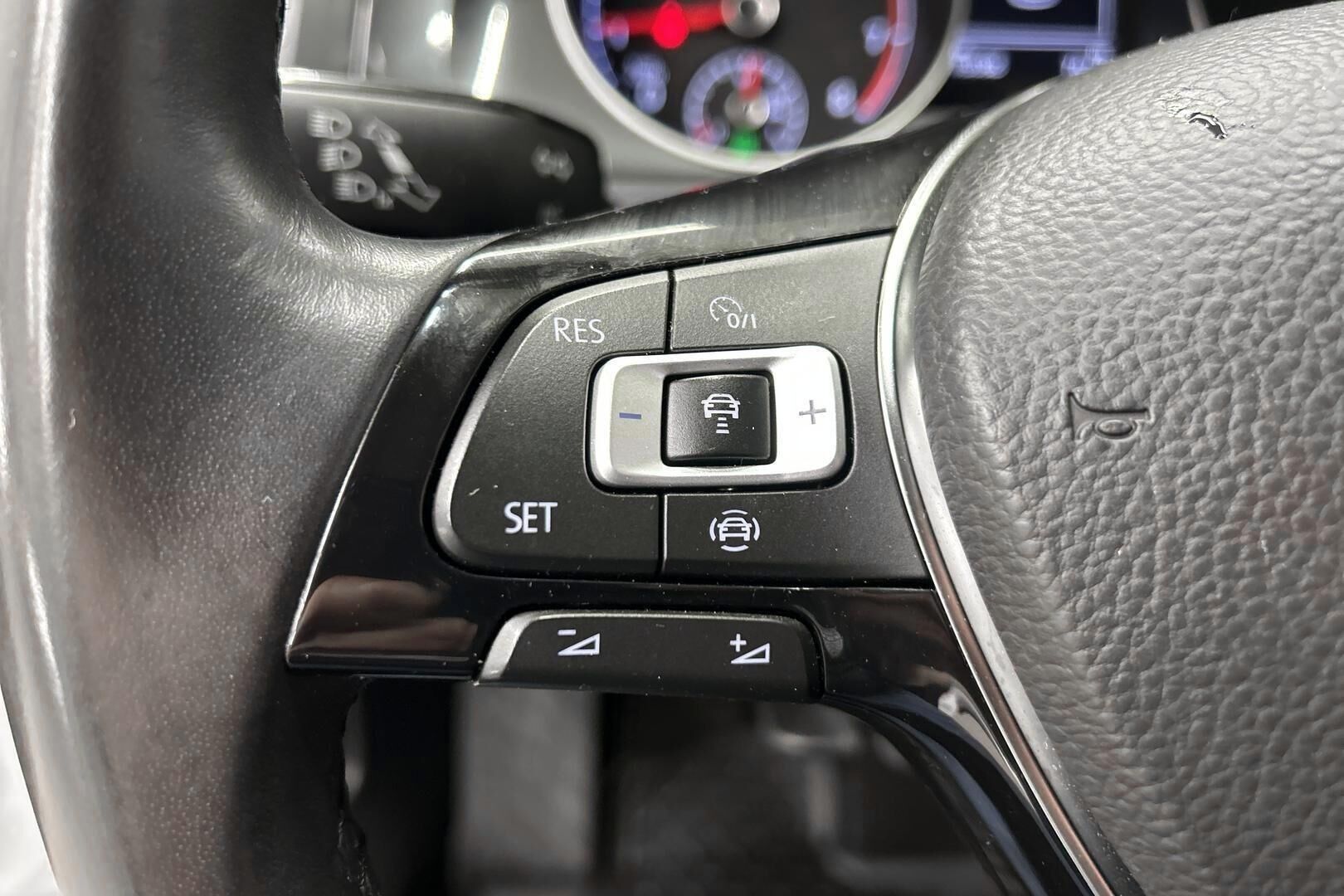 Volkswagen Golf iso kuva 16