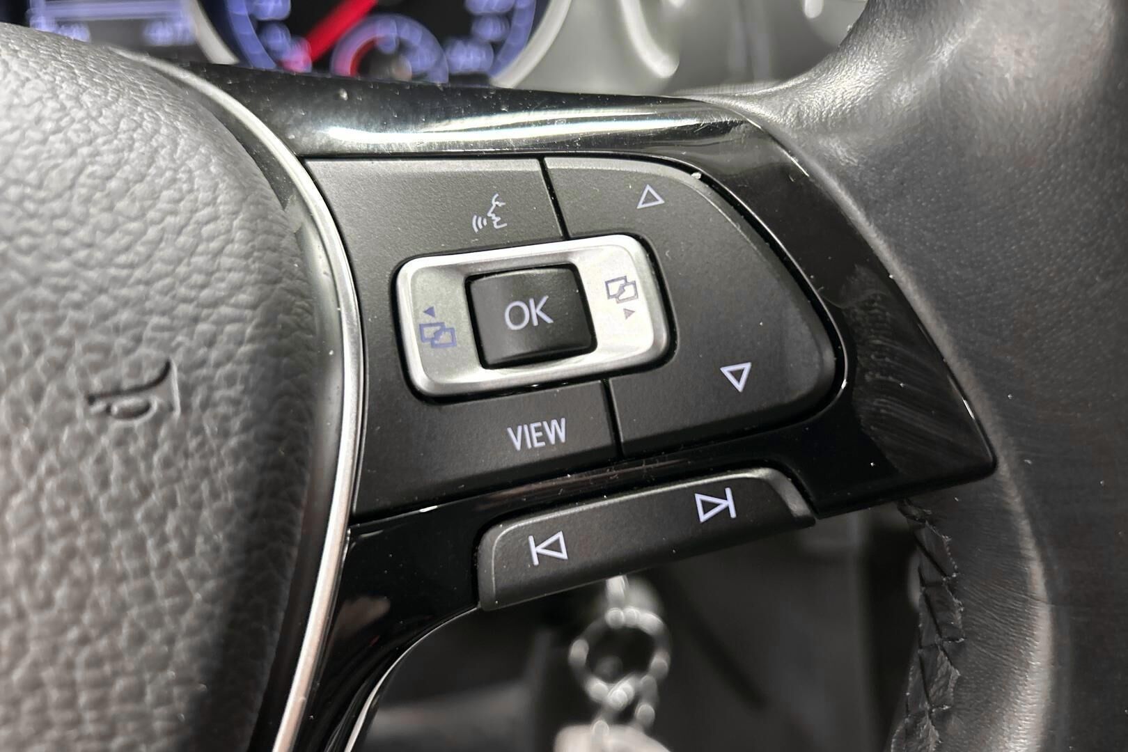Volkswagen Golf iso kuva 17