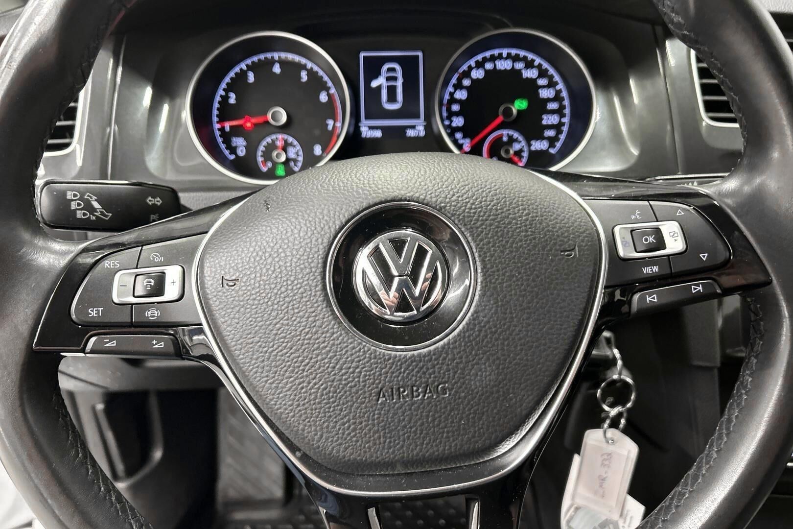 Volkswagen Golf iso kuva 19