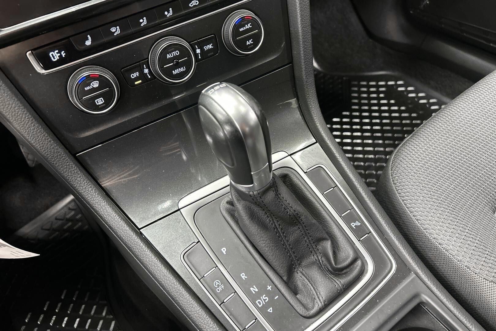 Volkswagen Golf iso kuva 22