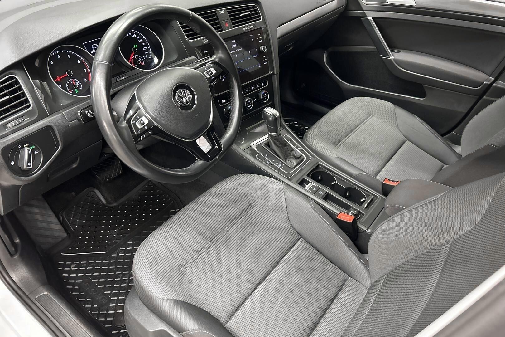 Volkswagen Golf iso kuva 8
