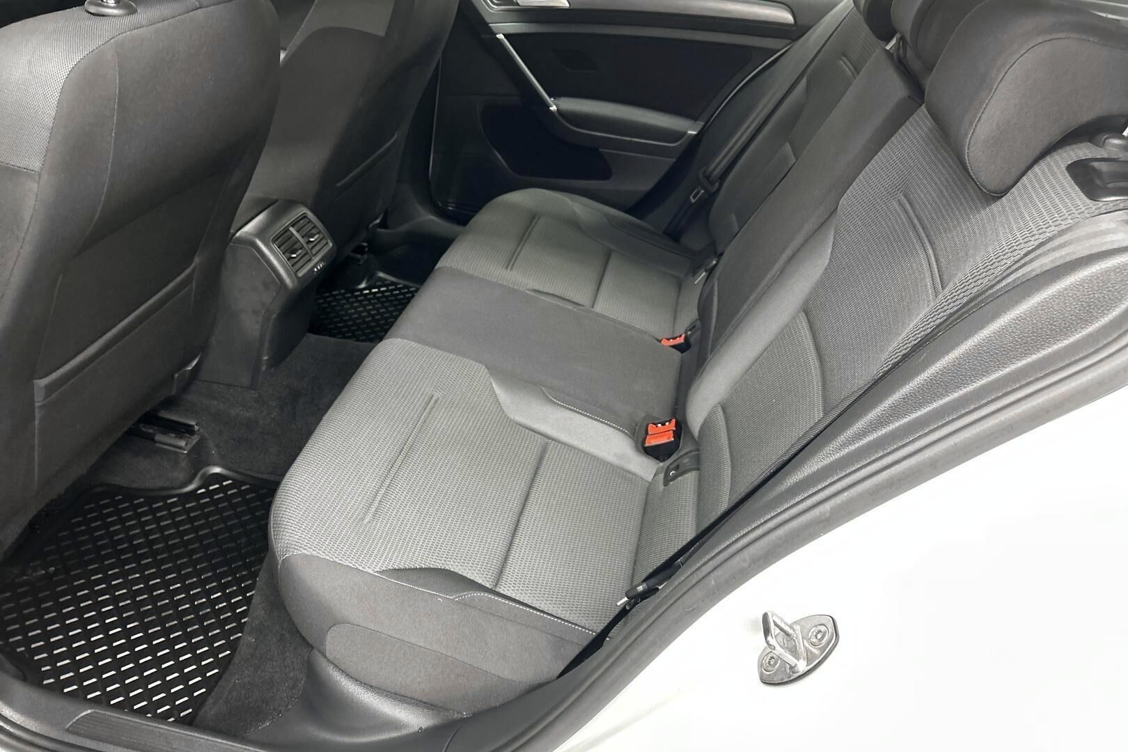Volkswagen Golf iso kuva 9