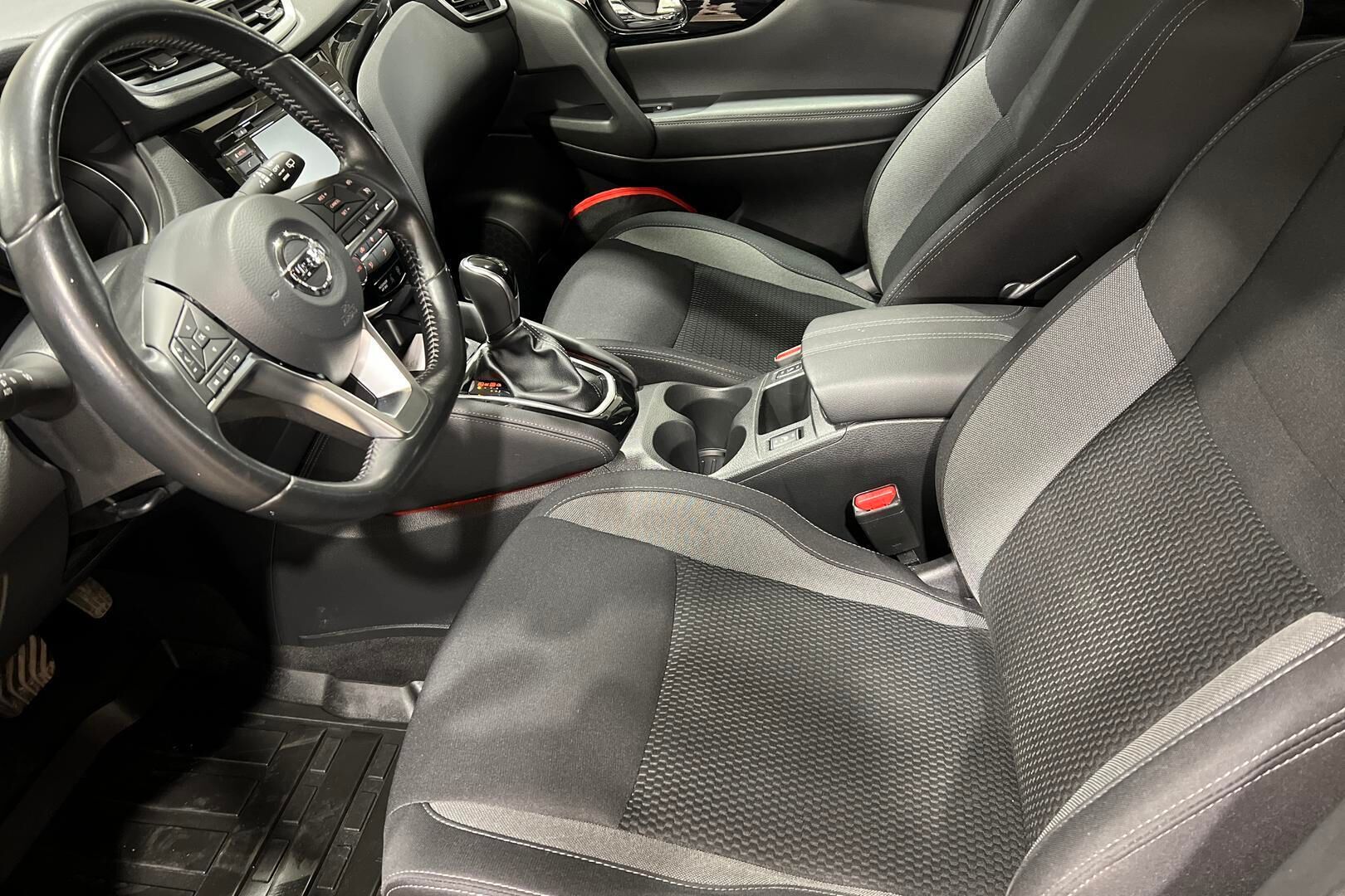 Nissan Qashqai iso kuva 8