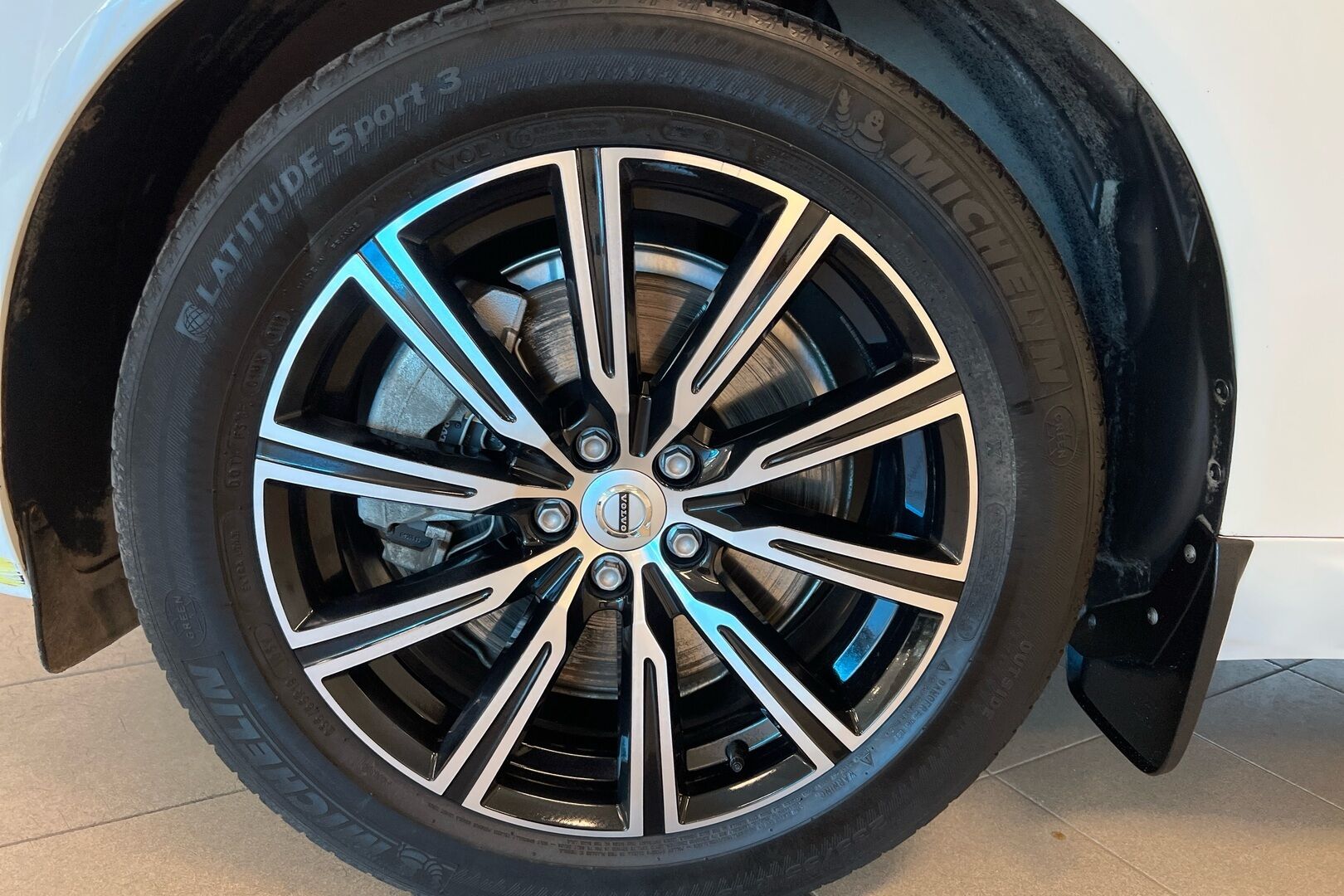 Volvo XC60 iso kuva 11