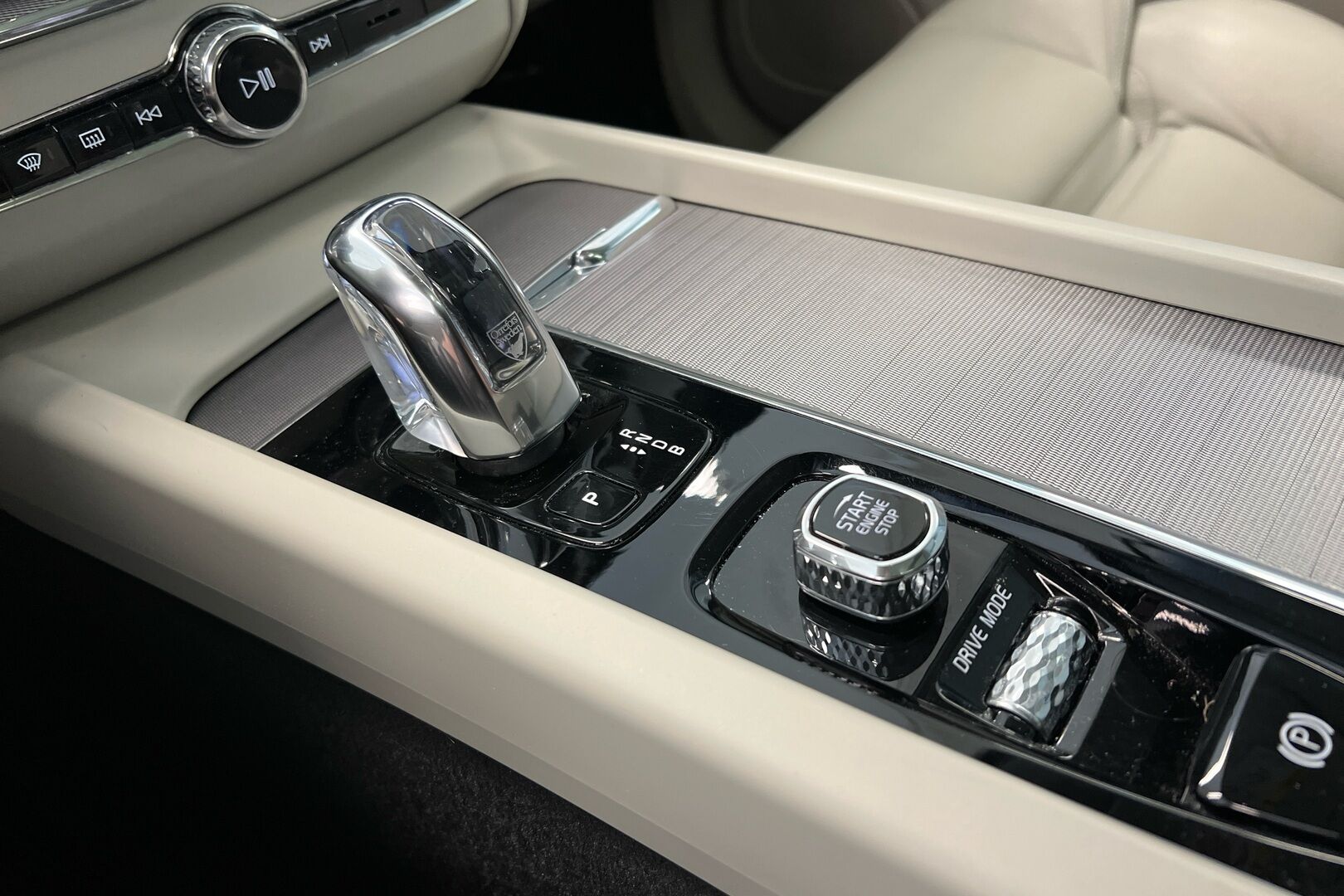 Volvo XC60 iso kuva 15