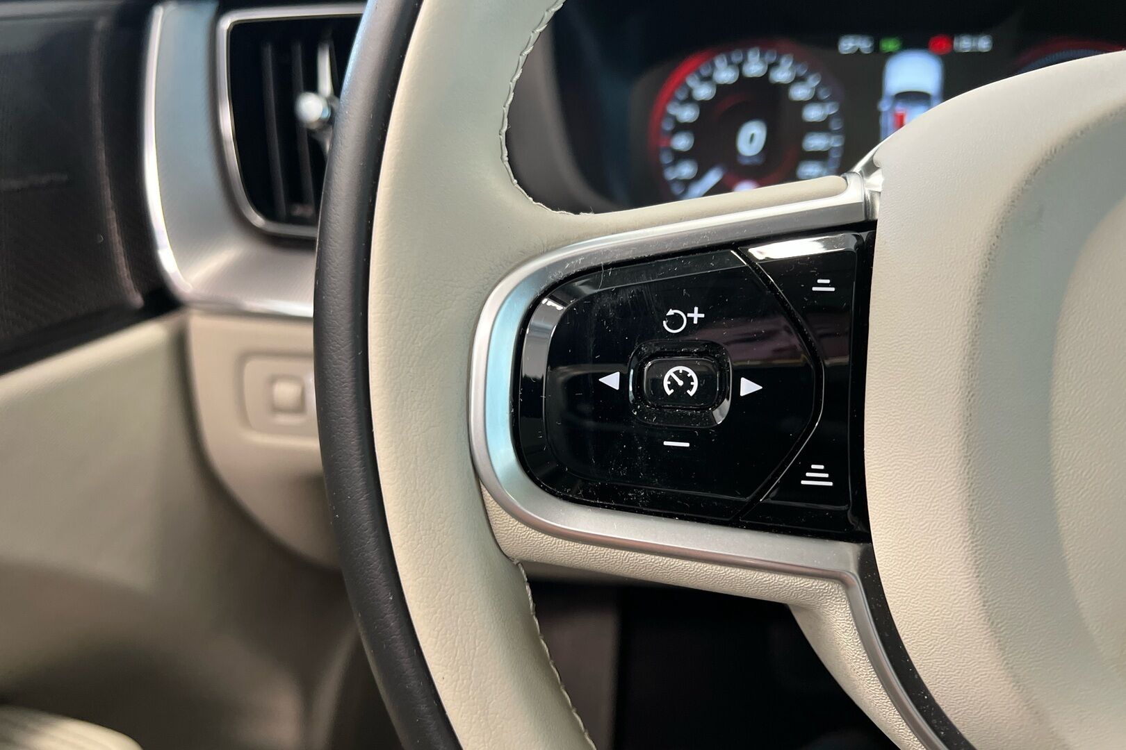 Volvo XC60 iso kuva 17