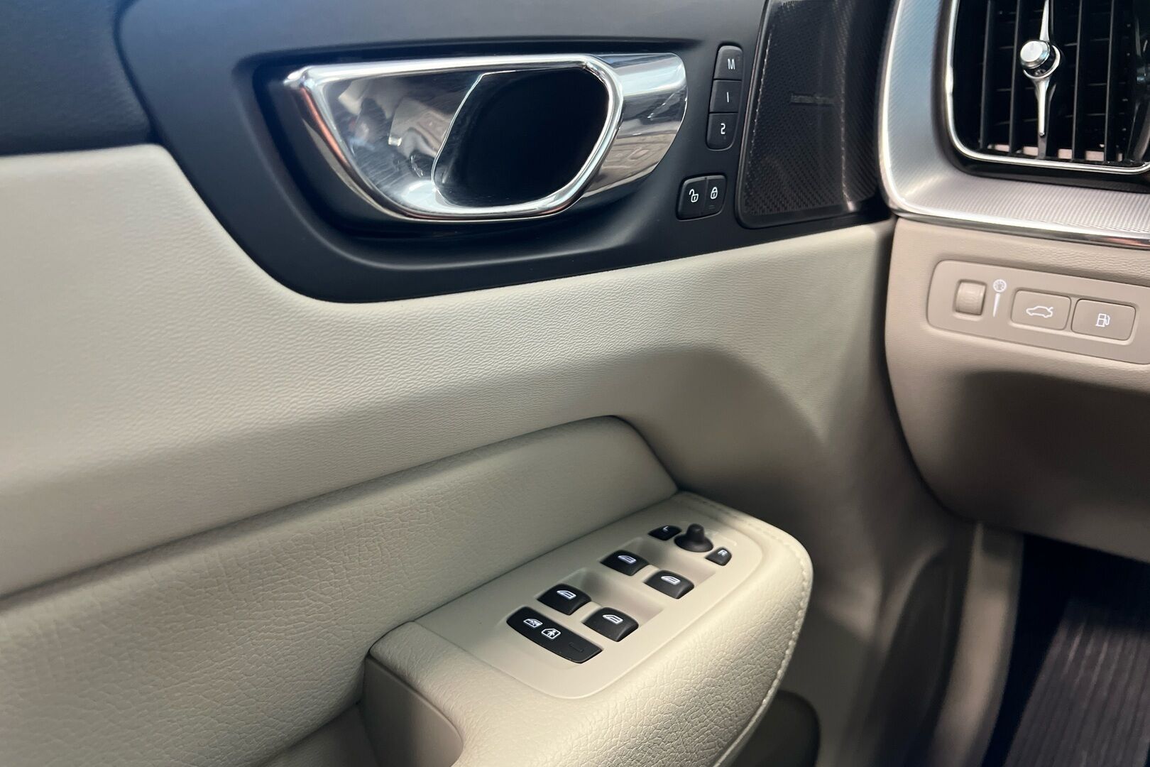 Volvo XC60 iso kuva 18