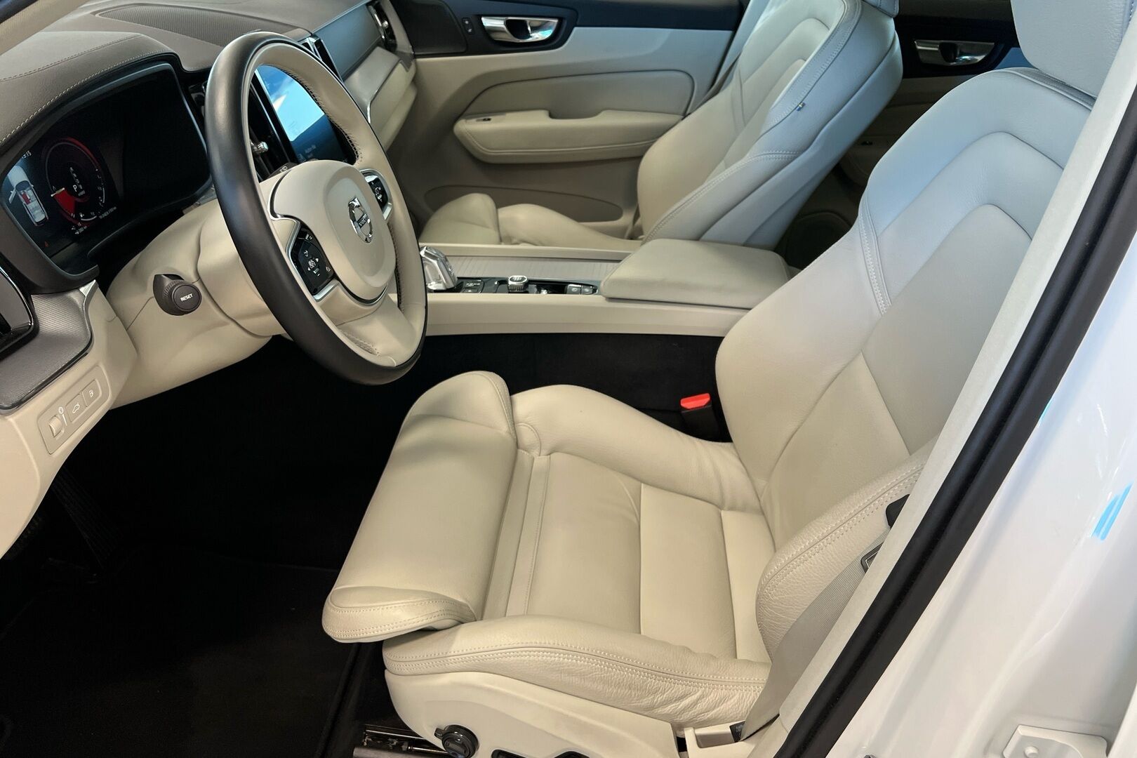 Volvo XC60 iso kuva 8
