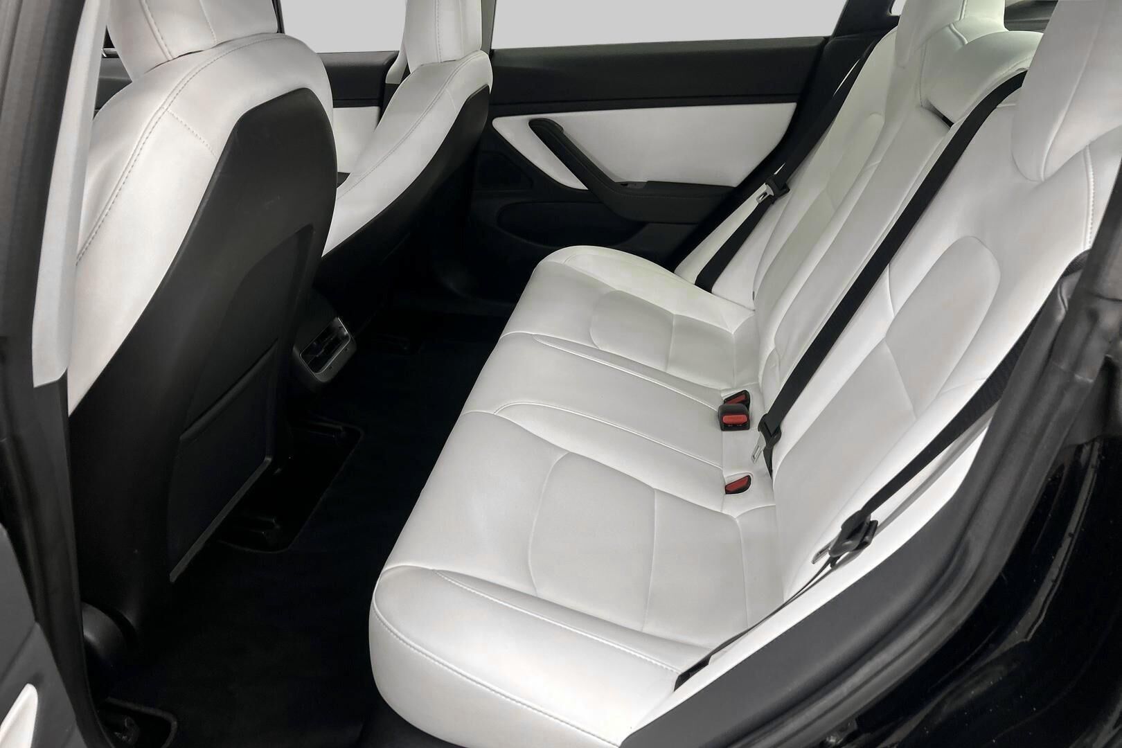 Tesla Model 3 iso kuva 10