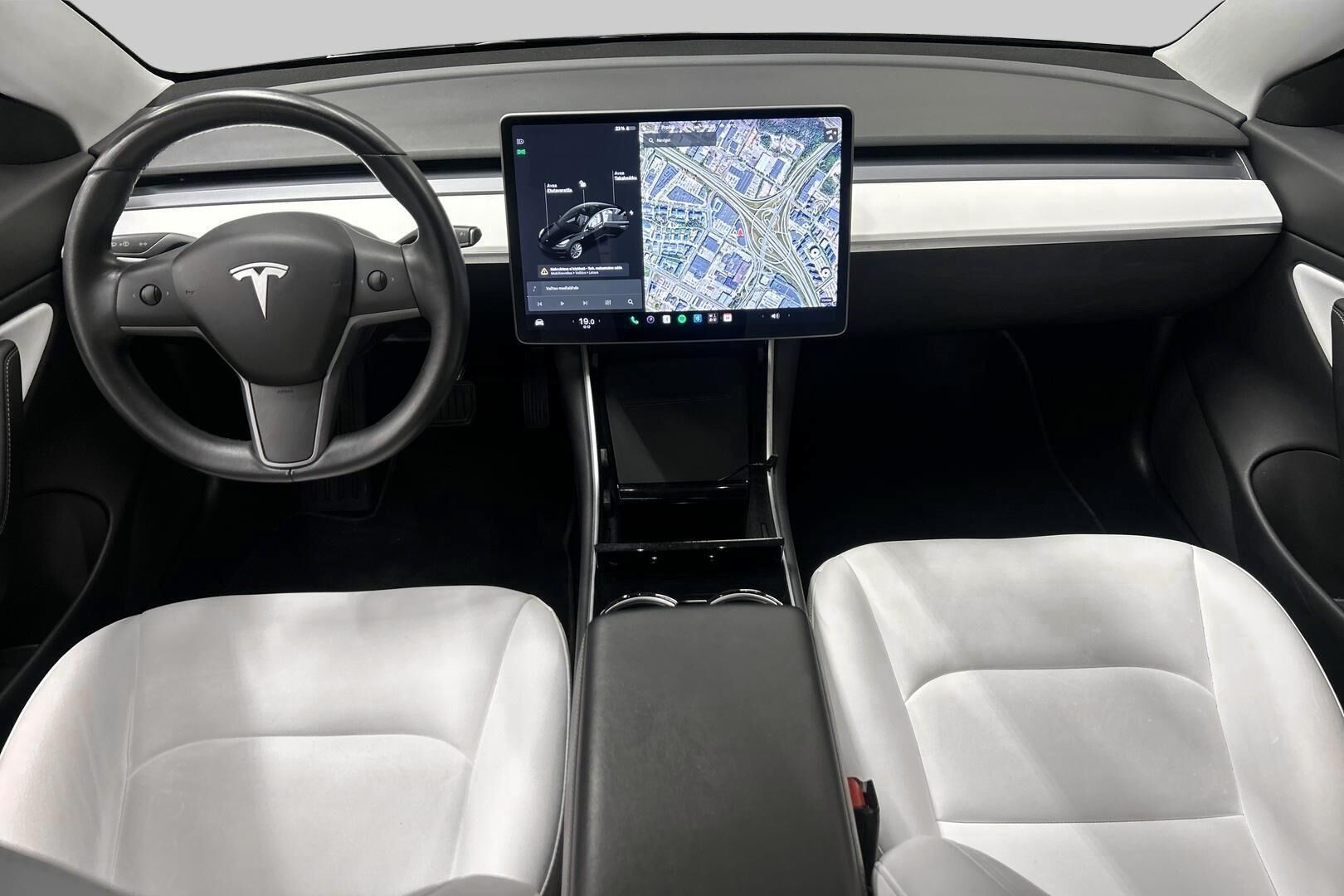 Tesla Model 3 iso kuva 11