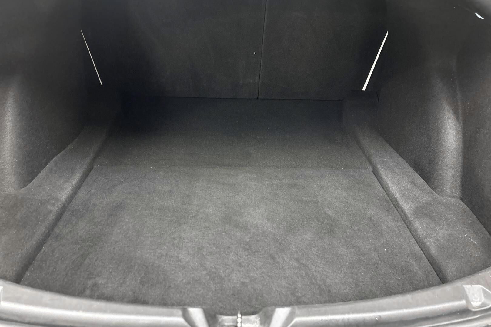 Tesla Model 3 iso kuva 12