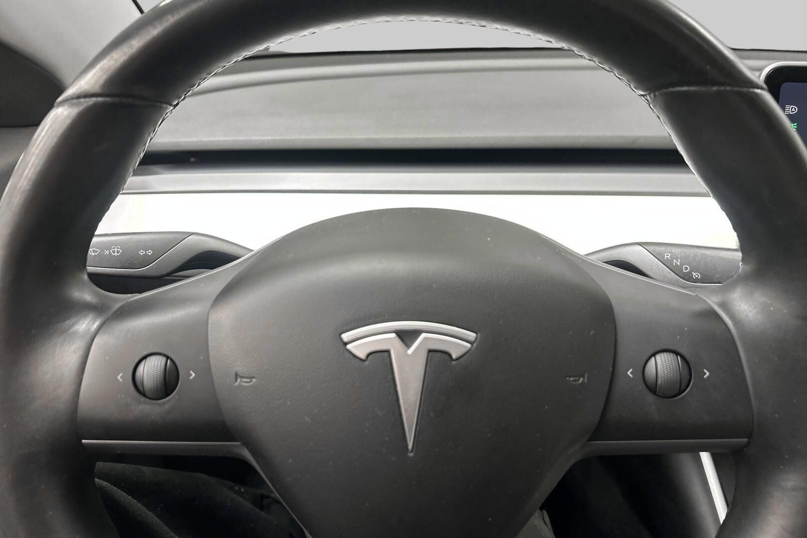 Tesla Model 3 iso kuva 15