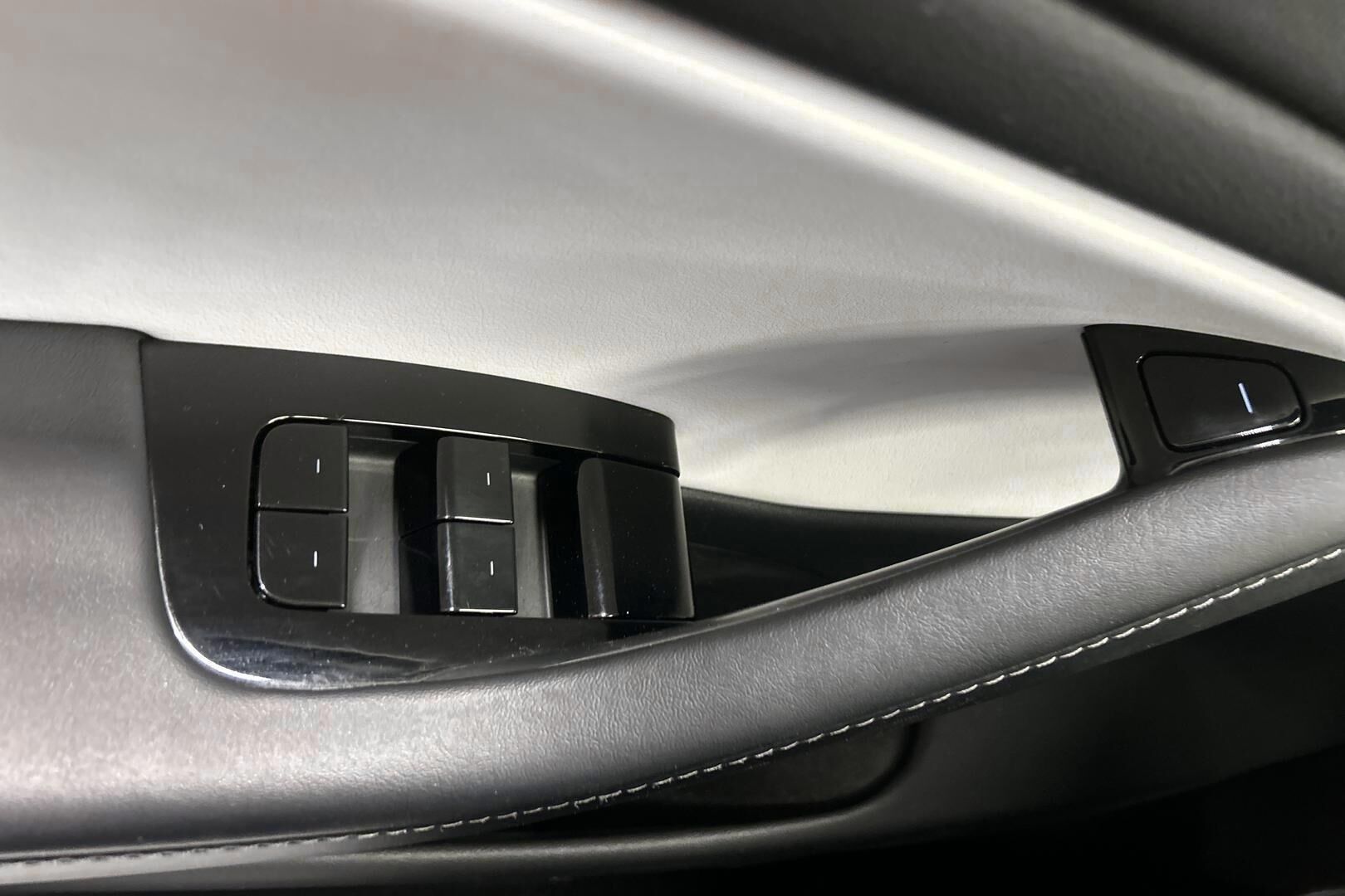 Tesla Model 3 iso kuva 16