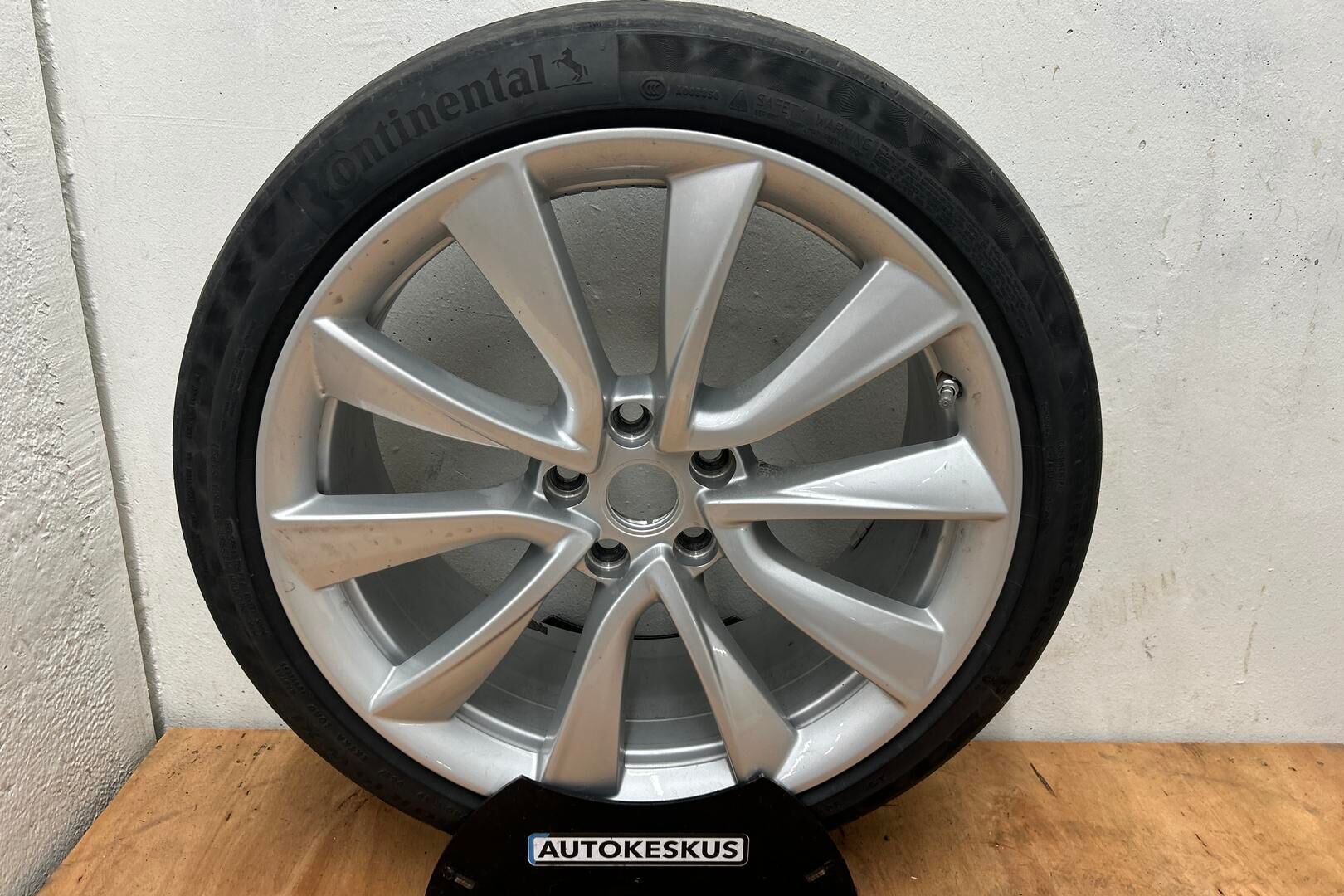 Tesla Model 3 iso kuva 19