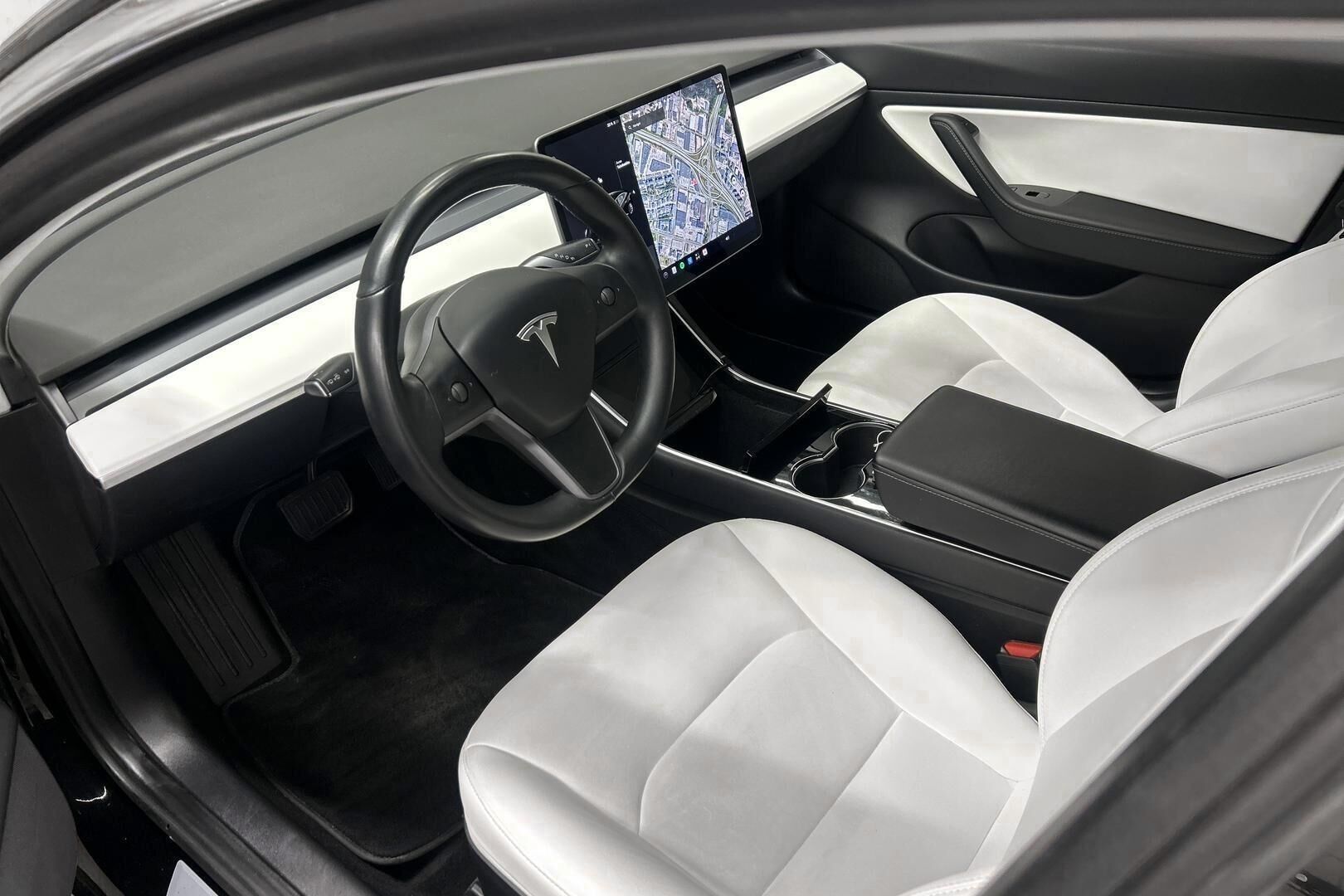 Tesla Model 3 iso kuva 9