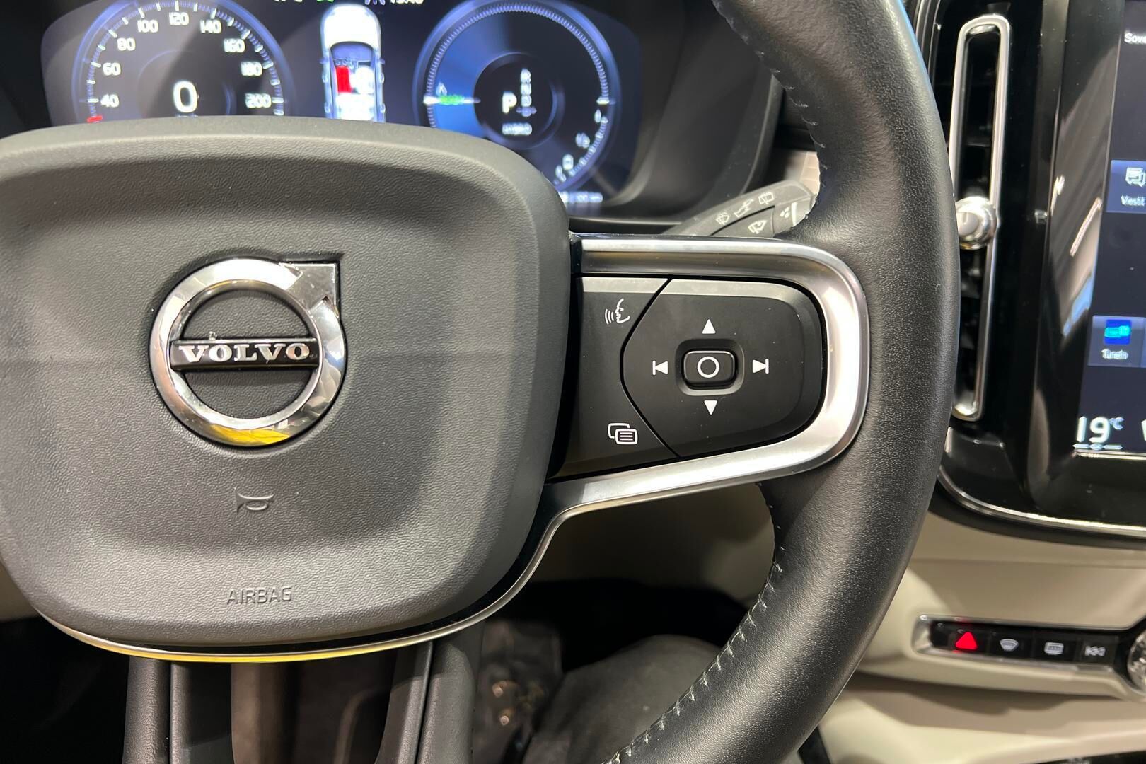 Volvo XC40 iso kuva 23