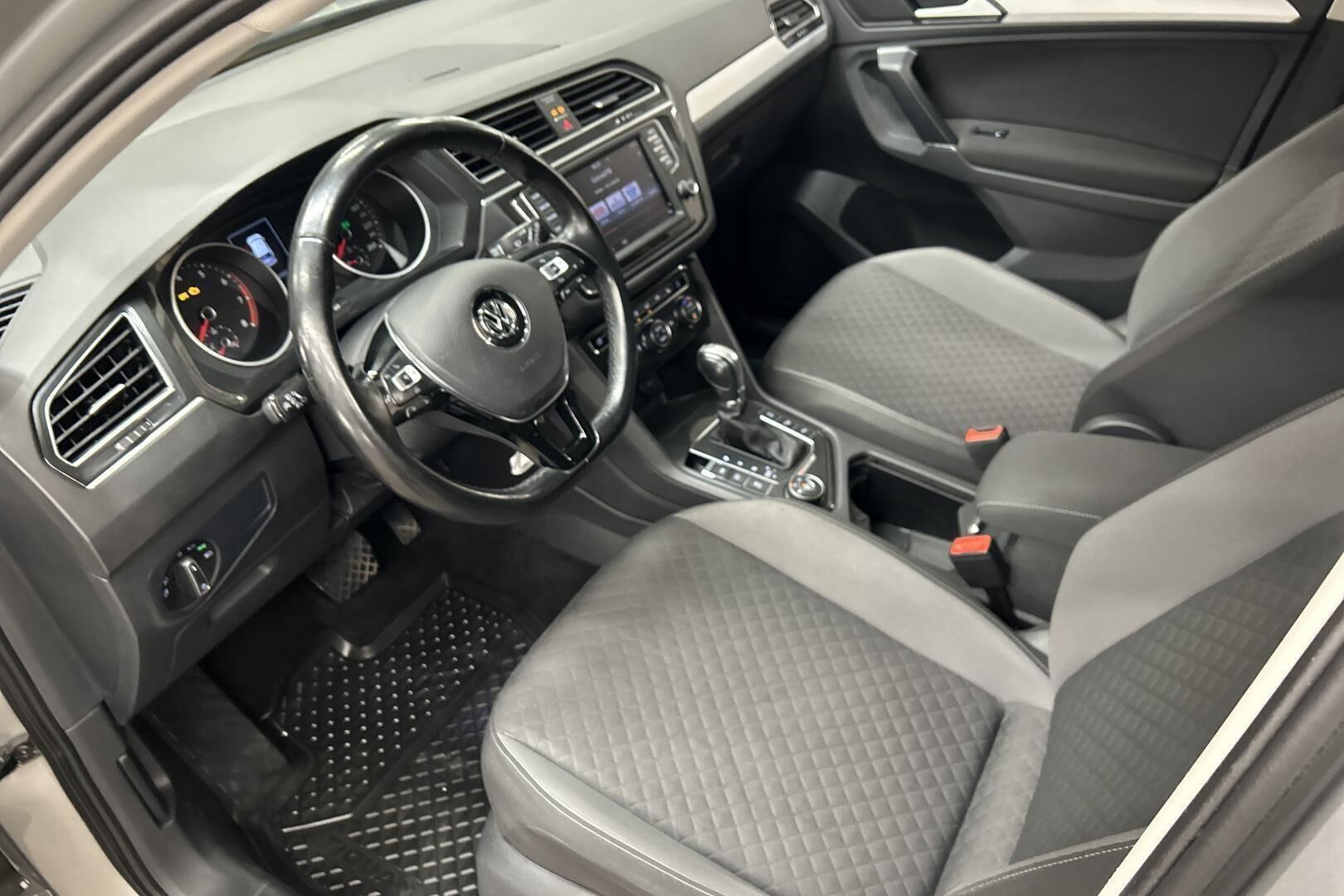 Volkswagen Tiguan iso kuva 6