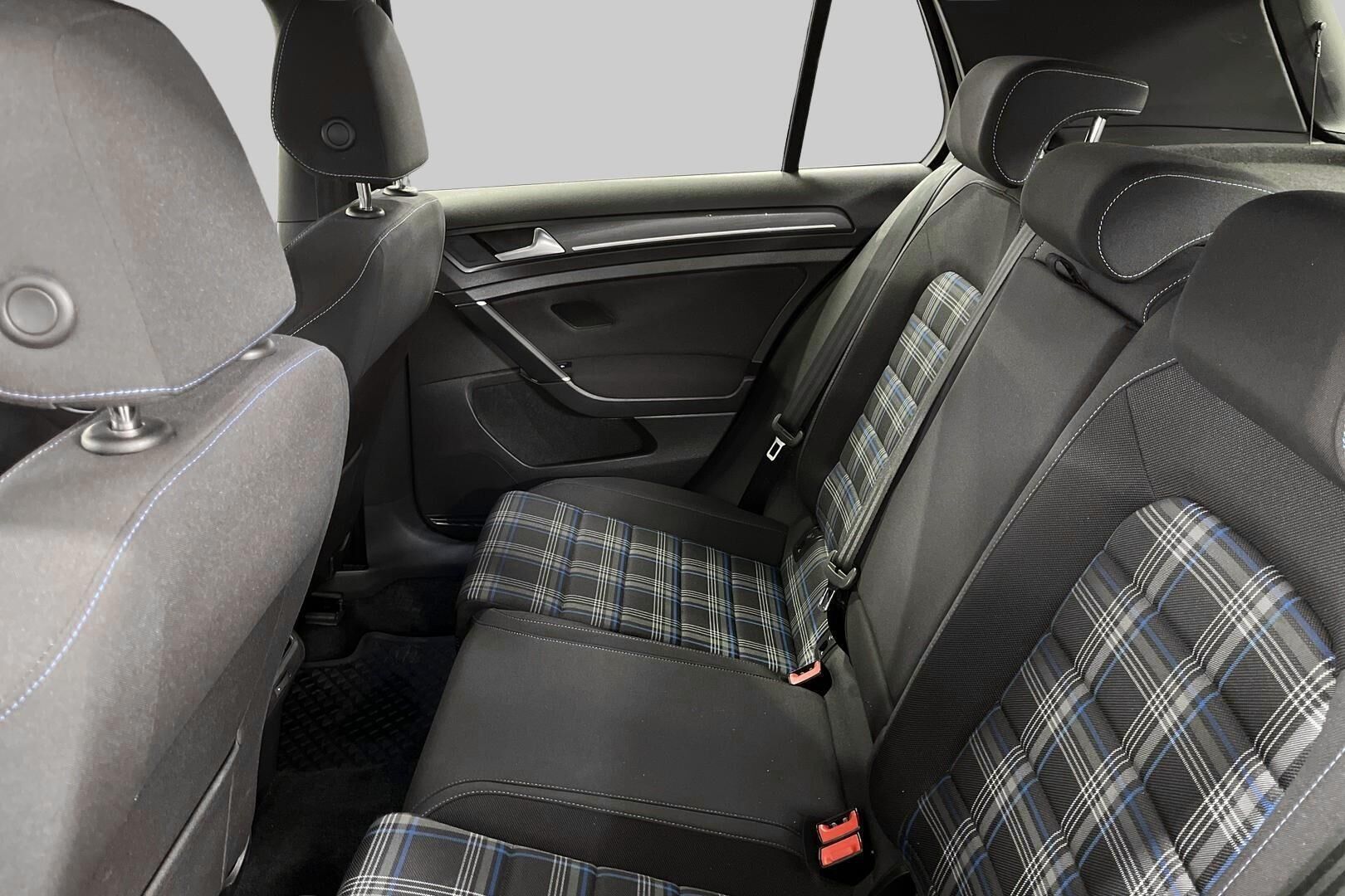 Volkswagen Golf iso kuva 10