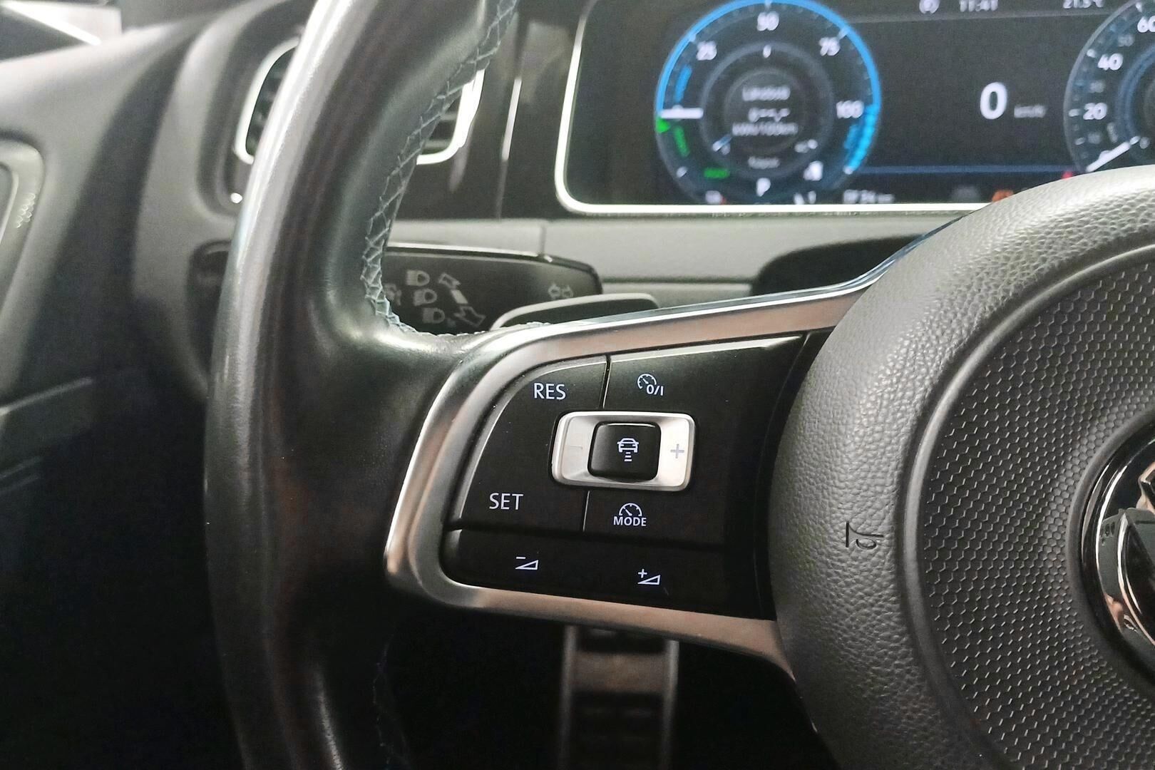 Volkswagen Golf iso kuva 15