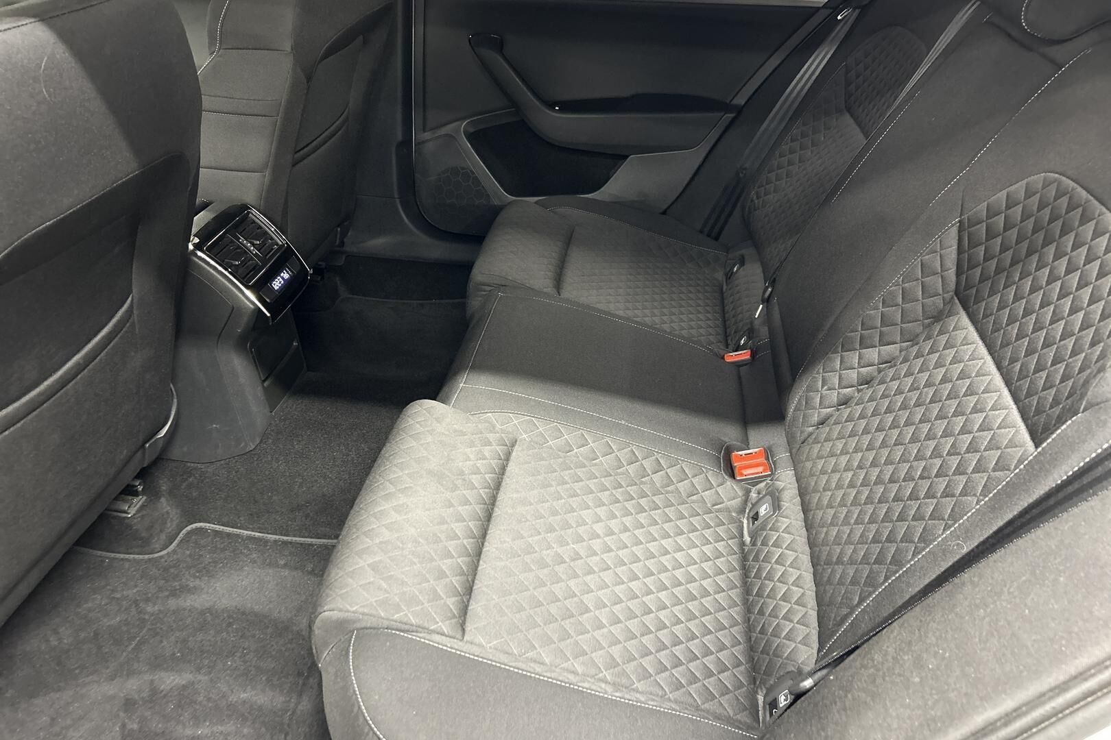 Skoda Superb iso kuva 10