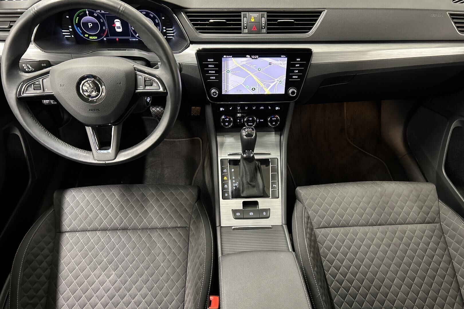 Skoda Superb iso kuva 11
