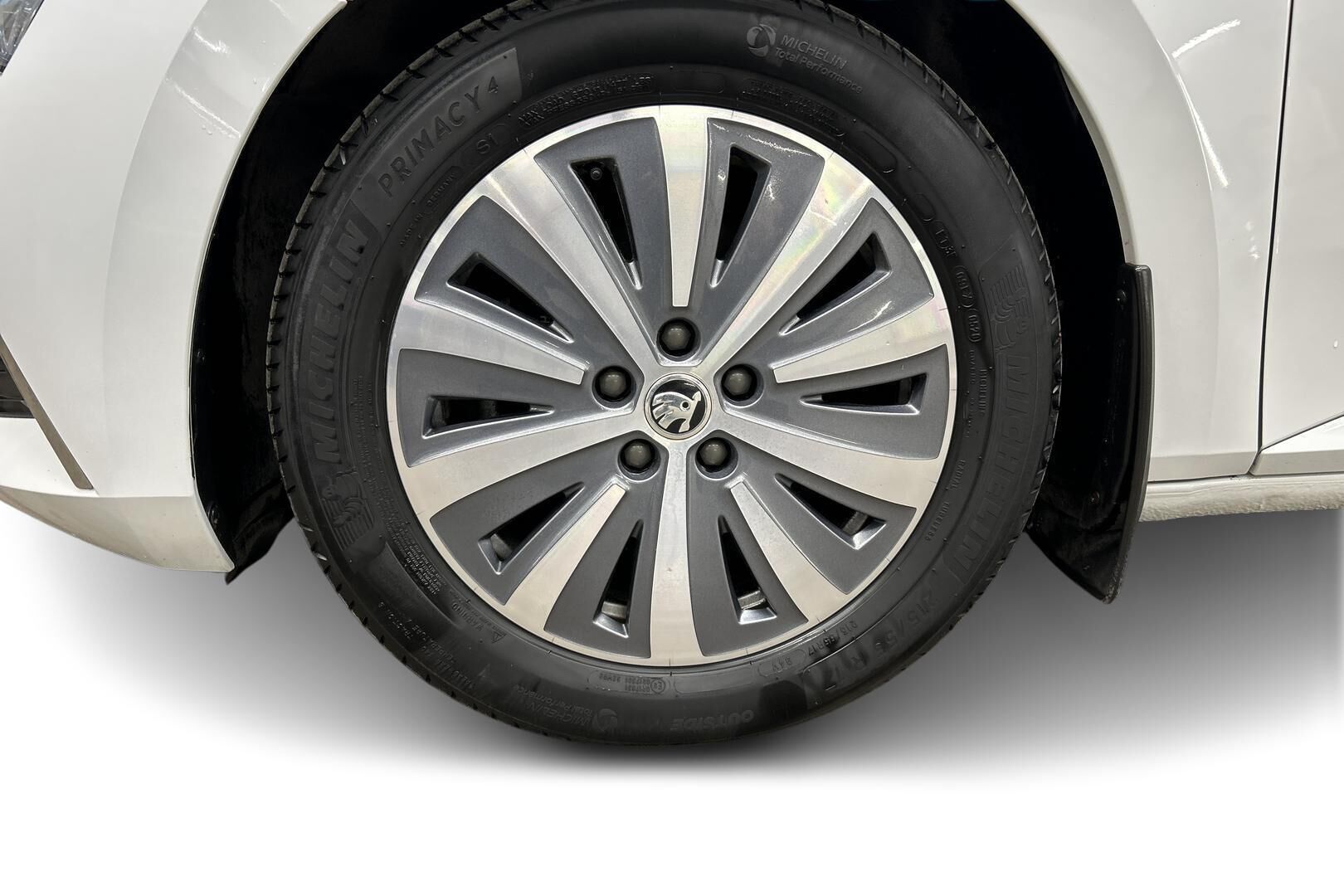 Skoda Superb iso kuva 13