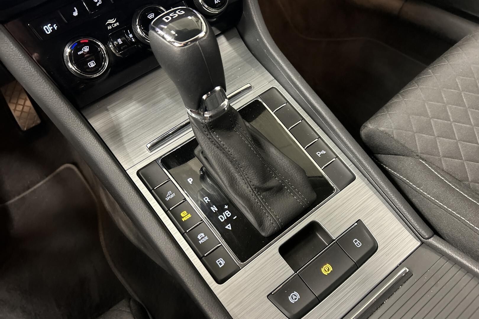 Skoda Superb iso kuva 19