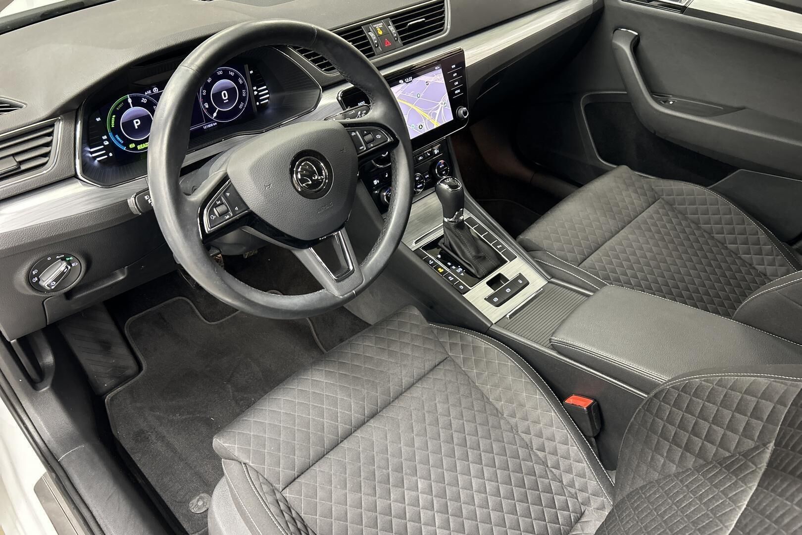 Skoda Superb iso kuva 9