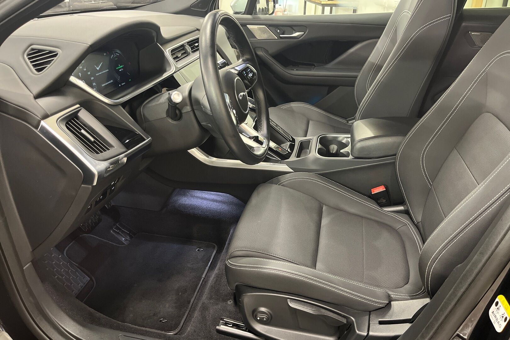 Jaguar I-PACE iso kuva 14