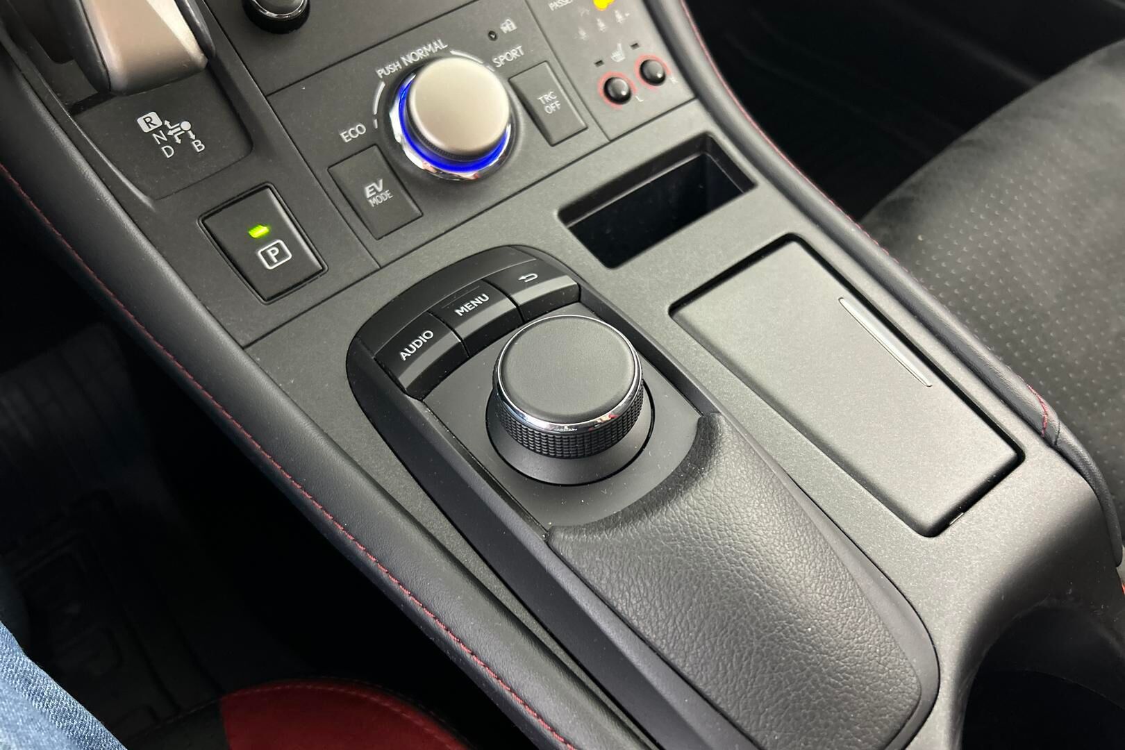 Lexus CT iso kuva 24