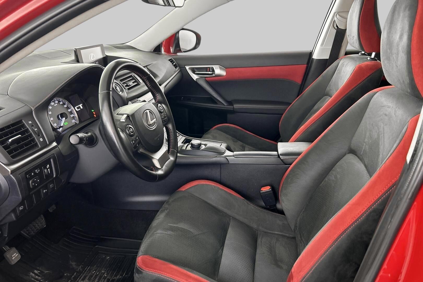 Lexus CT iso kuva 14