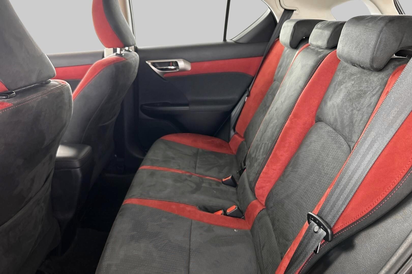 Lexus CT iso kuva 15