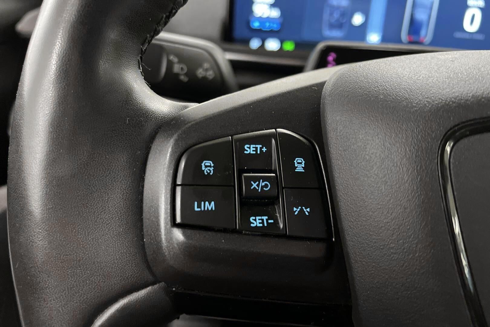 Ford Mustang Mach-E iso kuva 17