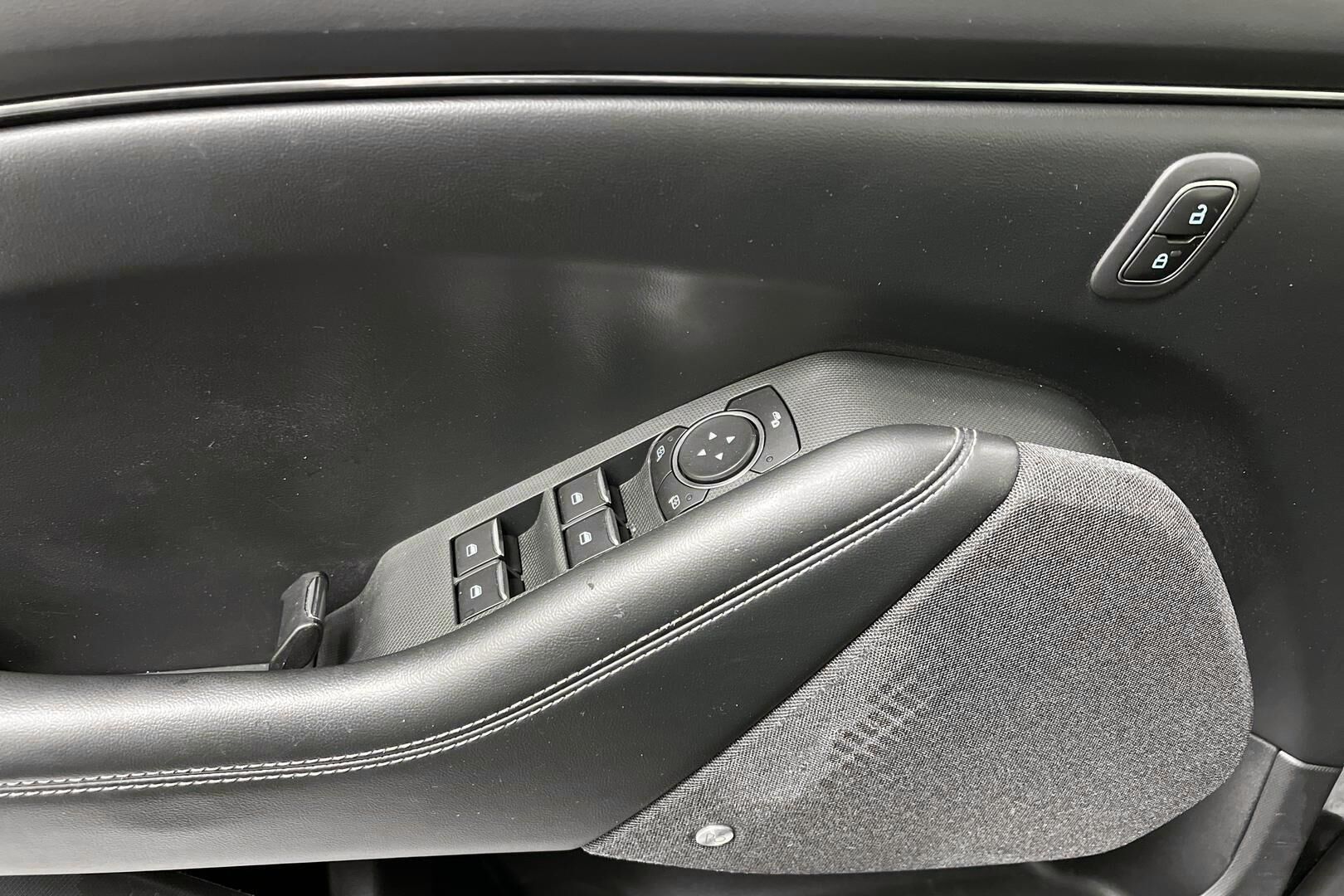 Ford Mustang Mach-E iso kuva 19