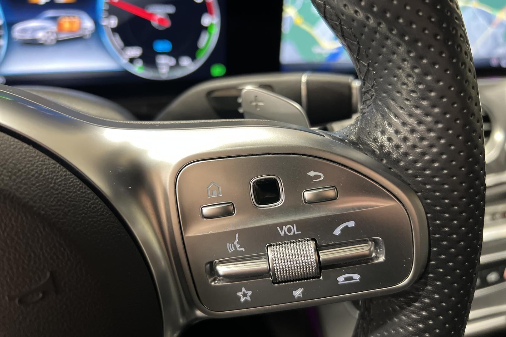 Mercedes-Benz E iso kuva 15