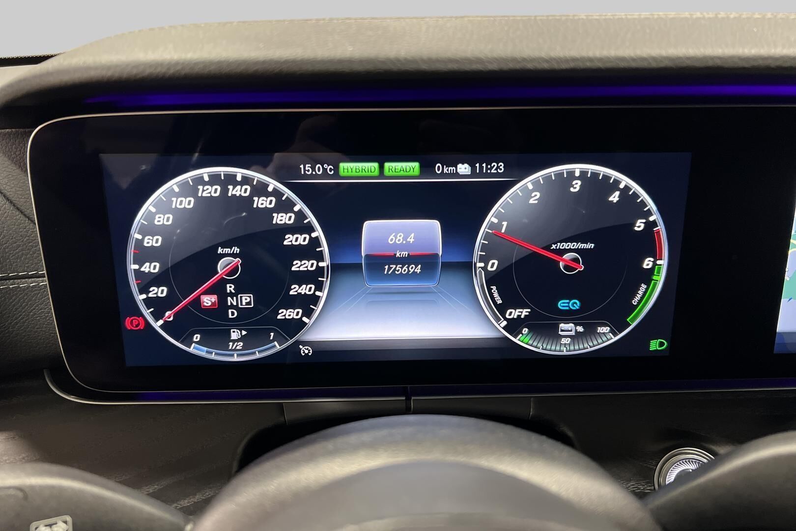 Mercedes-Benz E iso kuva 17