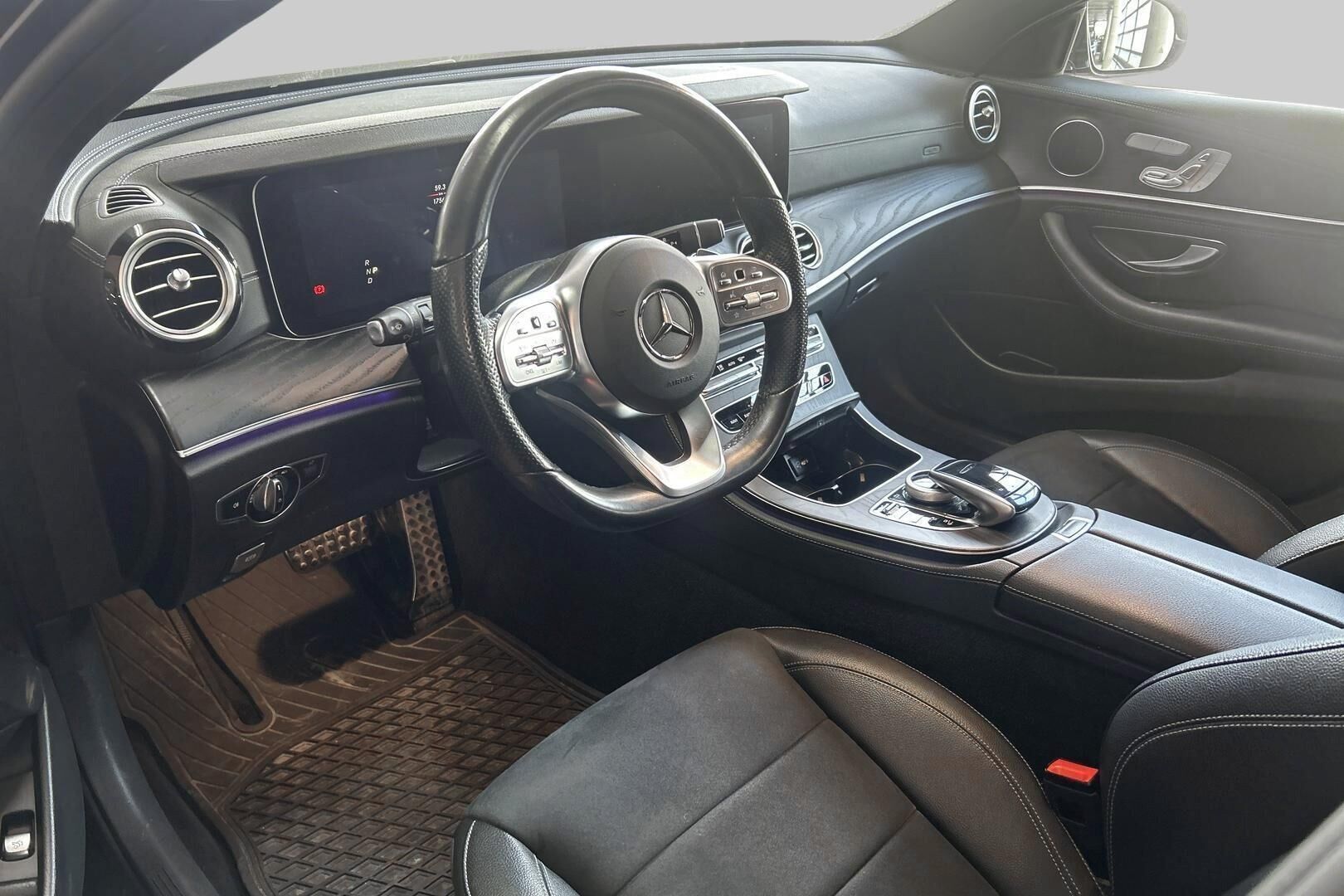 Mercedes-Benz E iso kuva 2