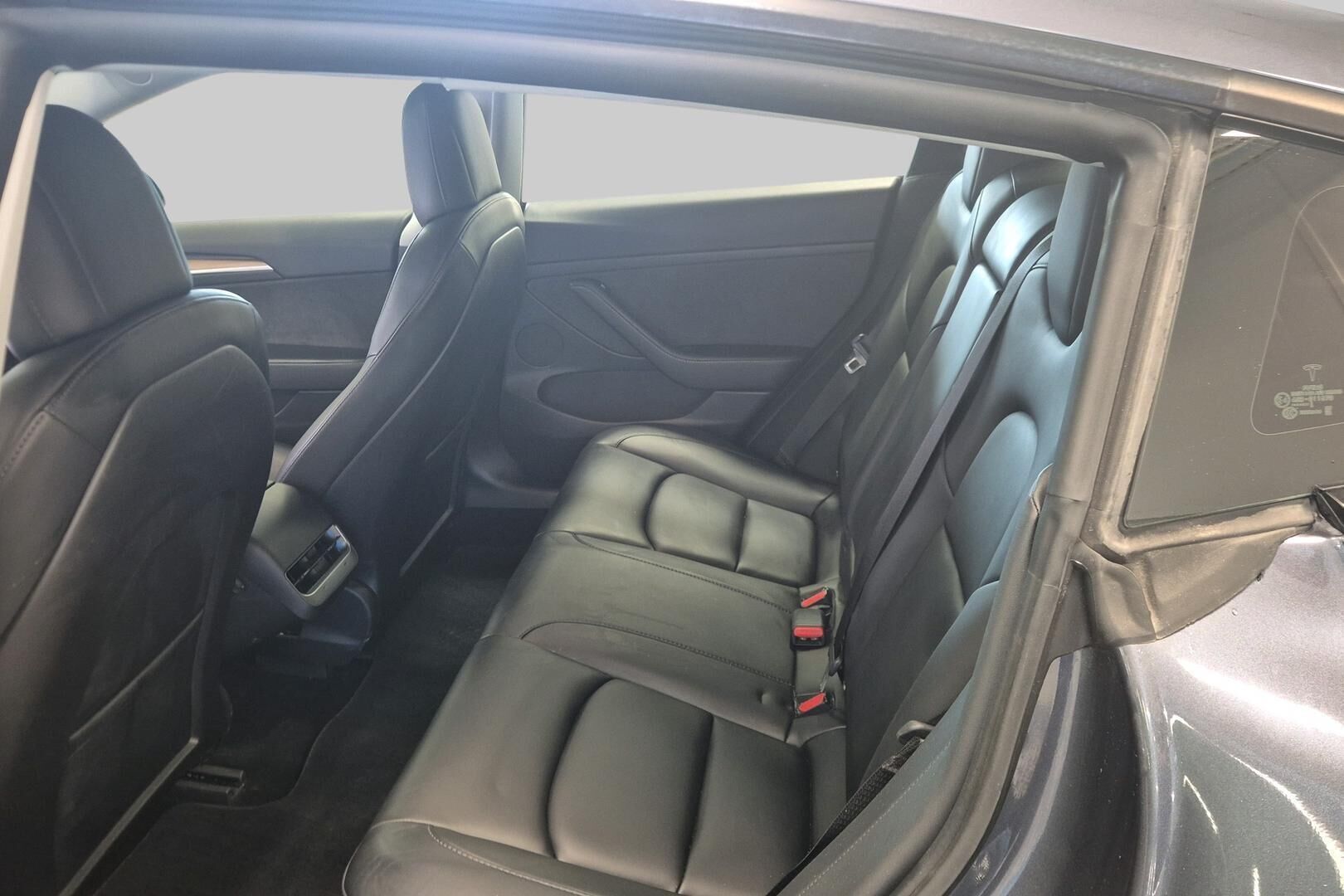 Tesla Model 3 iso kuva 9