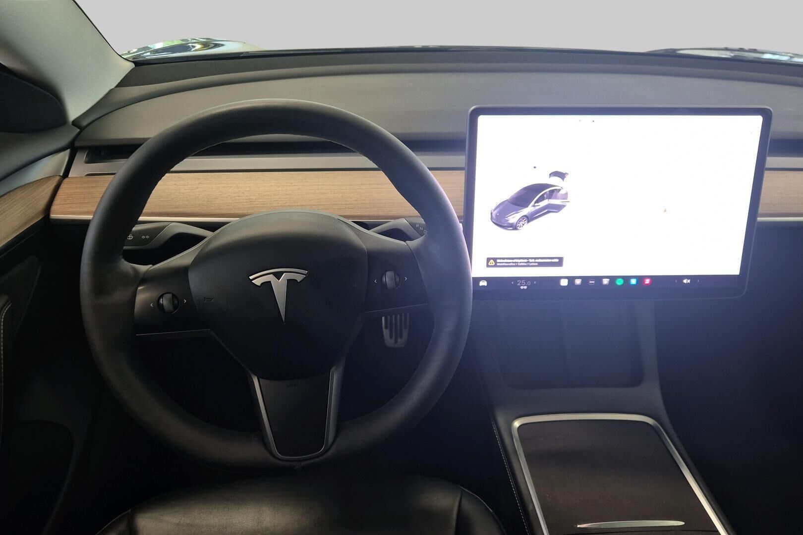 Tesla Model 3 iso kuva 21