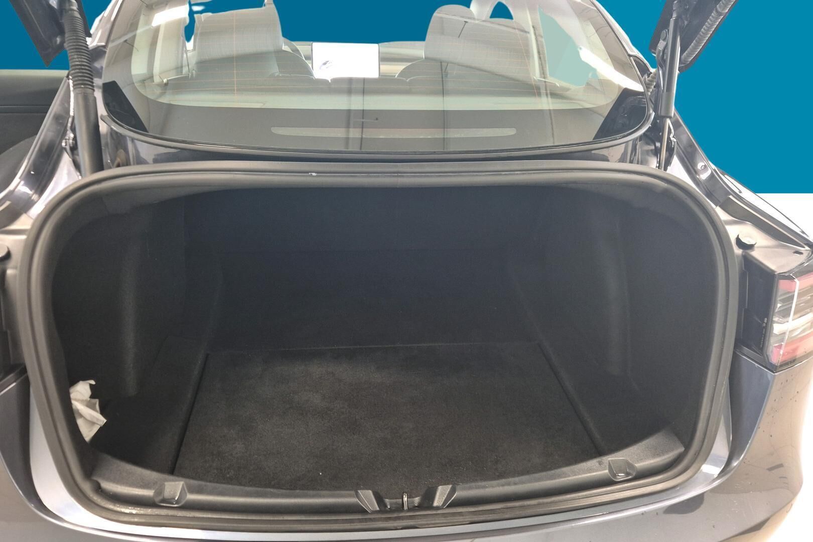 Tesla Model 3 iso kuva 10
