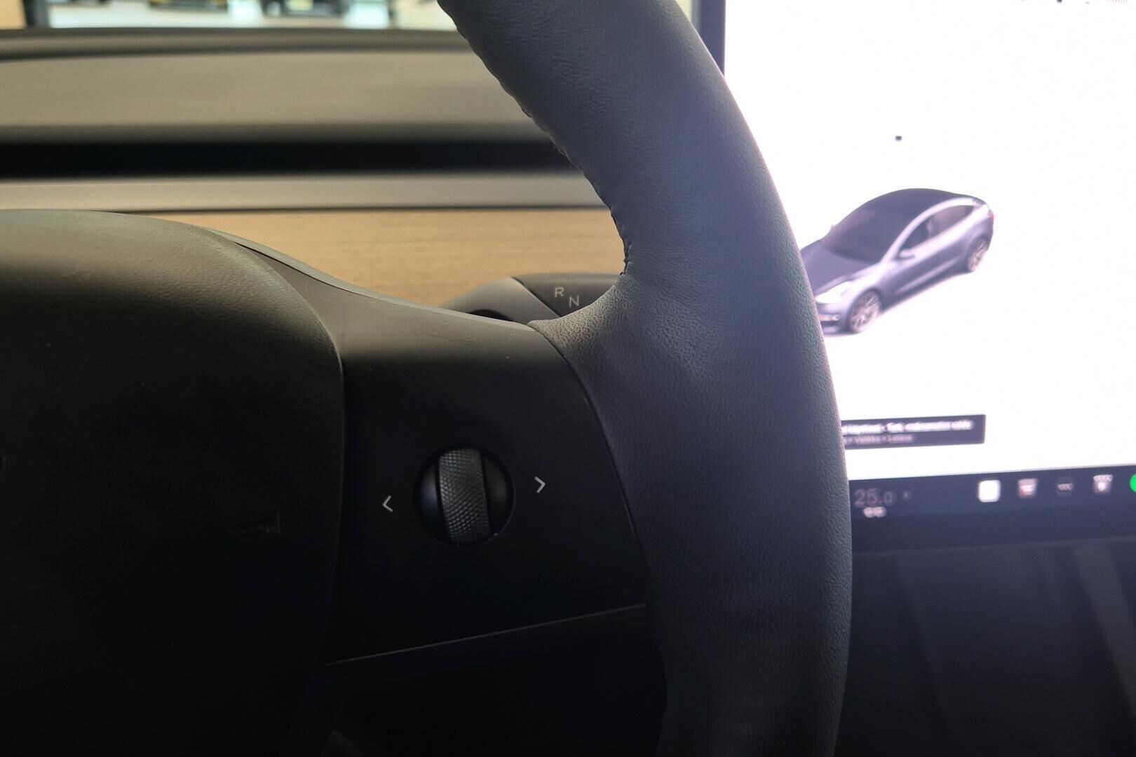 Tesla Model 3 iso kuva 15